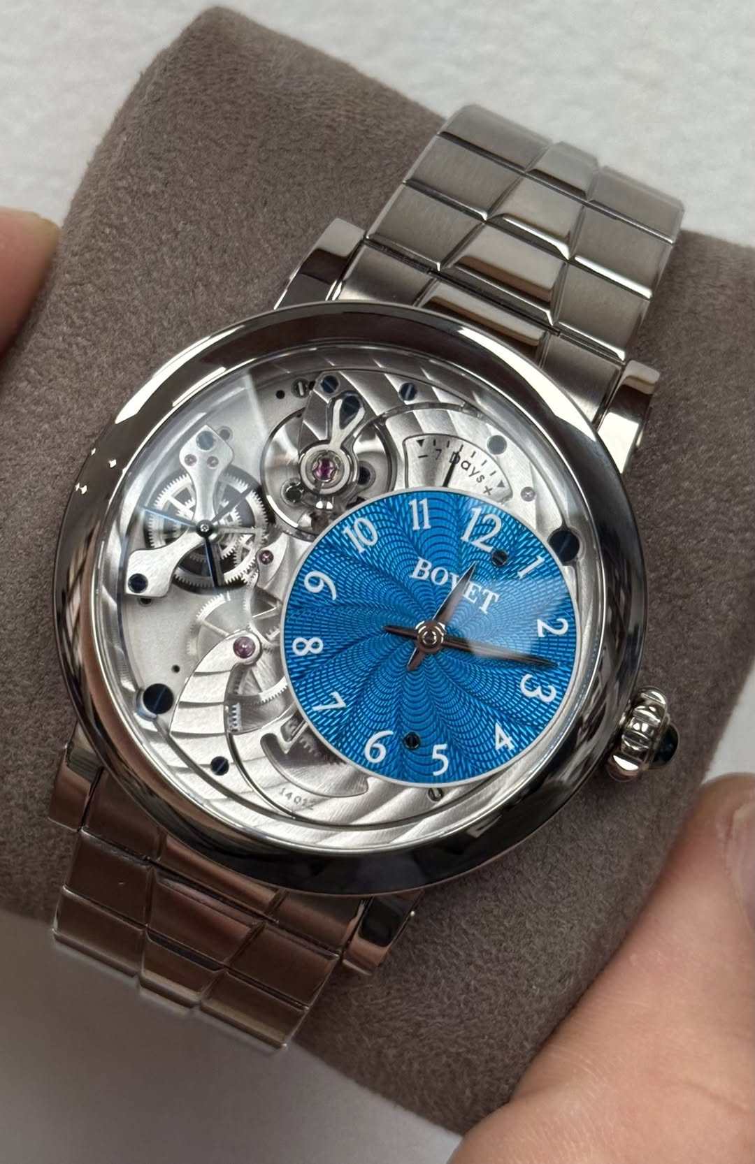 May be an image of wrist watch and text that says 'ays II O 11 9 BOVET 12 NE Bo ET الي 2 C ထ عسو 401 5 ر'