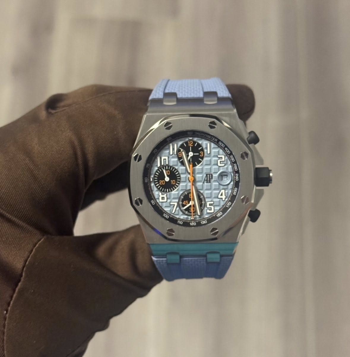 May be an image of wrist watch and text that says 'P - M ቢ E ක บ 4P Ghe DVZ 200 - S 00 100 5 HO FO '