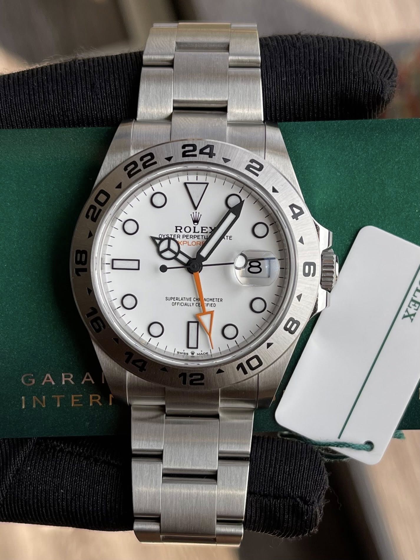 May be an image of wrist watch and text that says ' O O EE ROLEY EX DYSTER PERPET OYSTERPERPETU PERPETY PLORP TE 4 O 8 6 O SUPERLATIVE NOMETER OFFICIALLYCE SURALTEER IFIED O o…