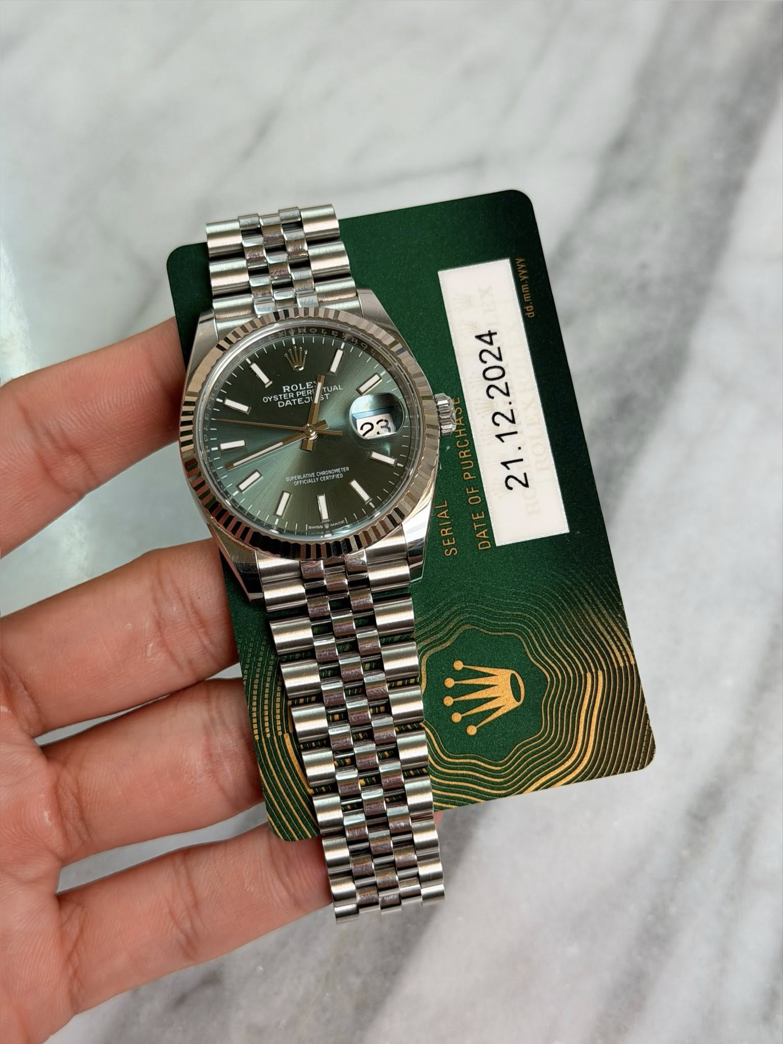 May be an image of wrist watch and text that says 'ROL STERE DAT HUAL i .'