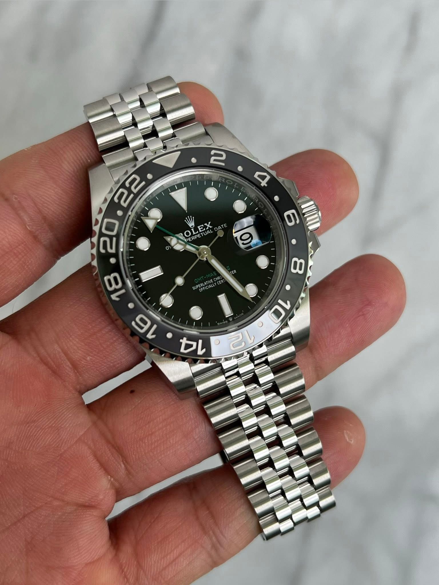 May be an image of wrist watch and text that says '2 OLEX 9 6 8 .8 n カレ 2 14'