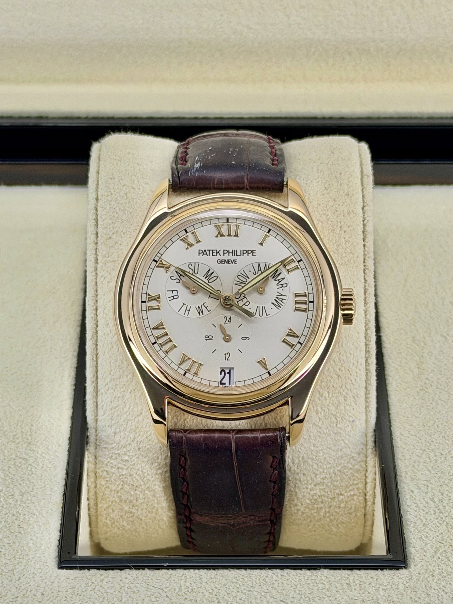 May be an image of wrist watch and text that says 'I X PATEK PHILIPPE GENEVE cs MO ဗ L 武 ၁ H WE W 80 LIA 12 21 MAA 6Eρ e MAR. イリ 24 တ யர AI'