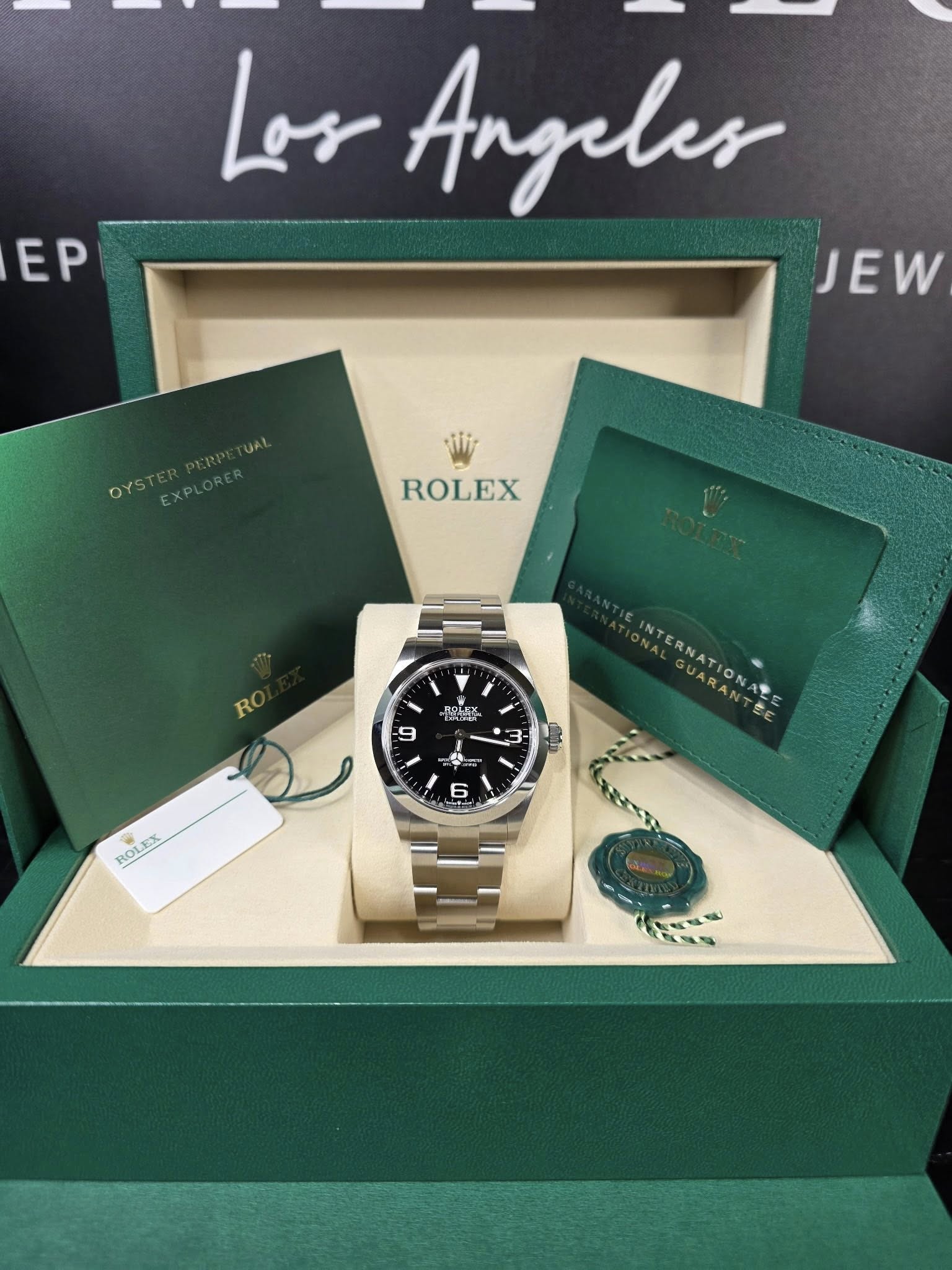 May be an image of wrist watch and text that says 'EP Los Angeles JEW ROLEX RO 本 9 6 Rose ROLEX'