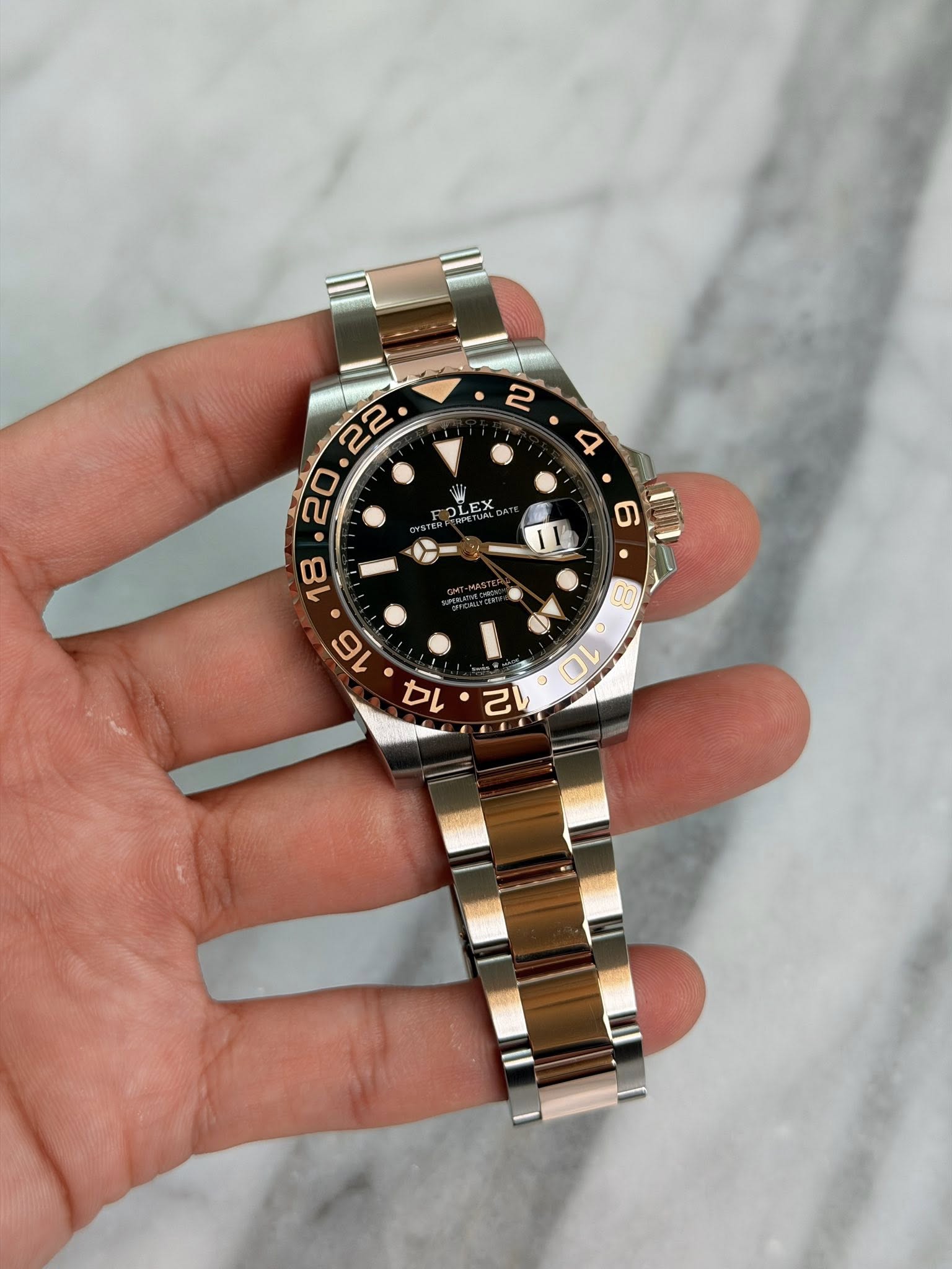 May be an image of wrist watch and text that says '2 OLEX 마·리 리'