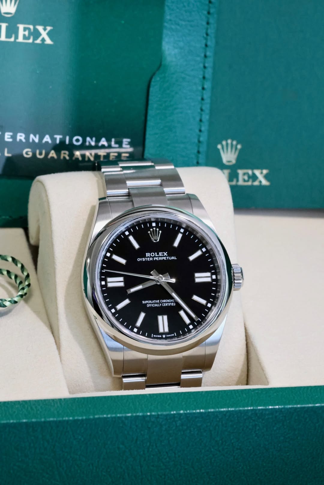 May be an image of wrist watch and text that says 'LEX ERNATIONALE L GUARANTEE GUAR ANTEE EX ROLES EX E OYSTE STERPERPETUR UAL EAPE SUPEFLATIE KBCHOM CEETPBb II MASN meл က်'