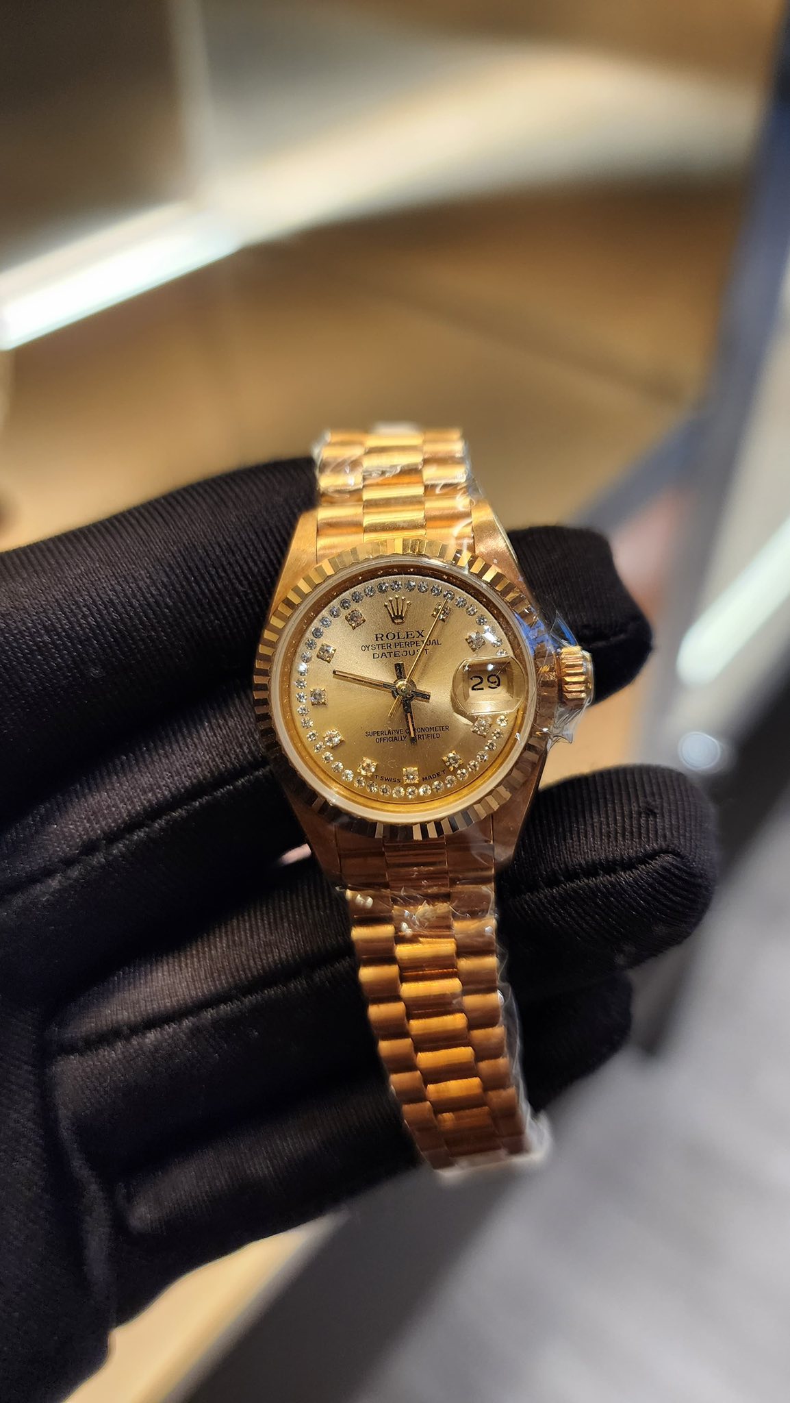 May be an image of wrist watch and text that says '"GRC 鹿 4 で C'