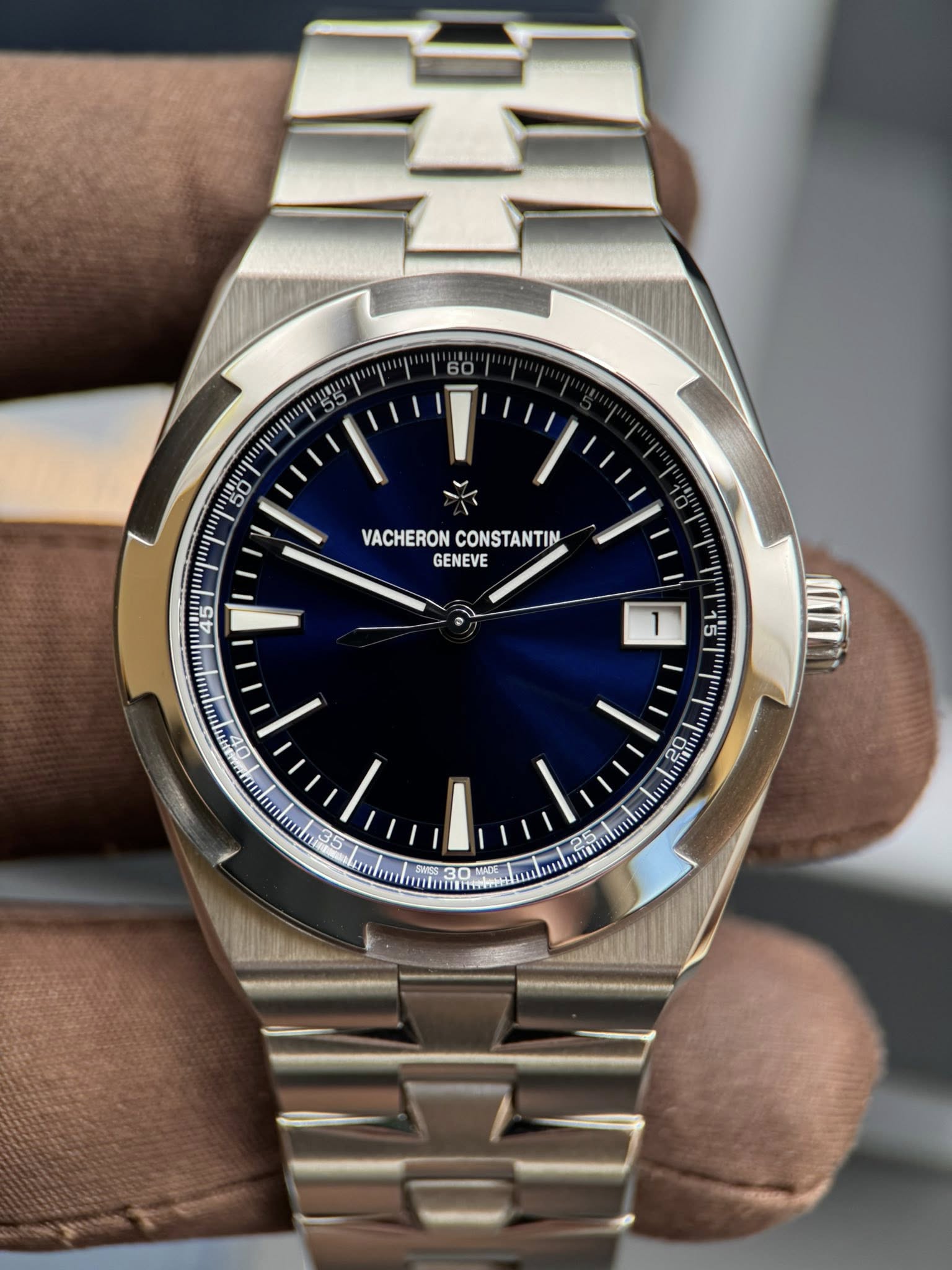 May be an image of wrist watch and text that says '50 VACHERON VACHERONCONSTANTIN CONSTANTIM GENEVE 1 ال צ0'
