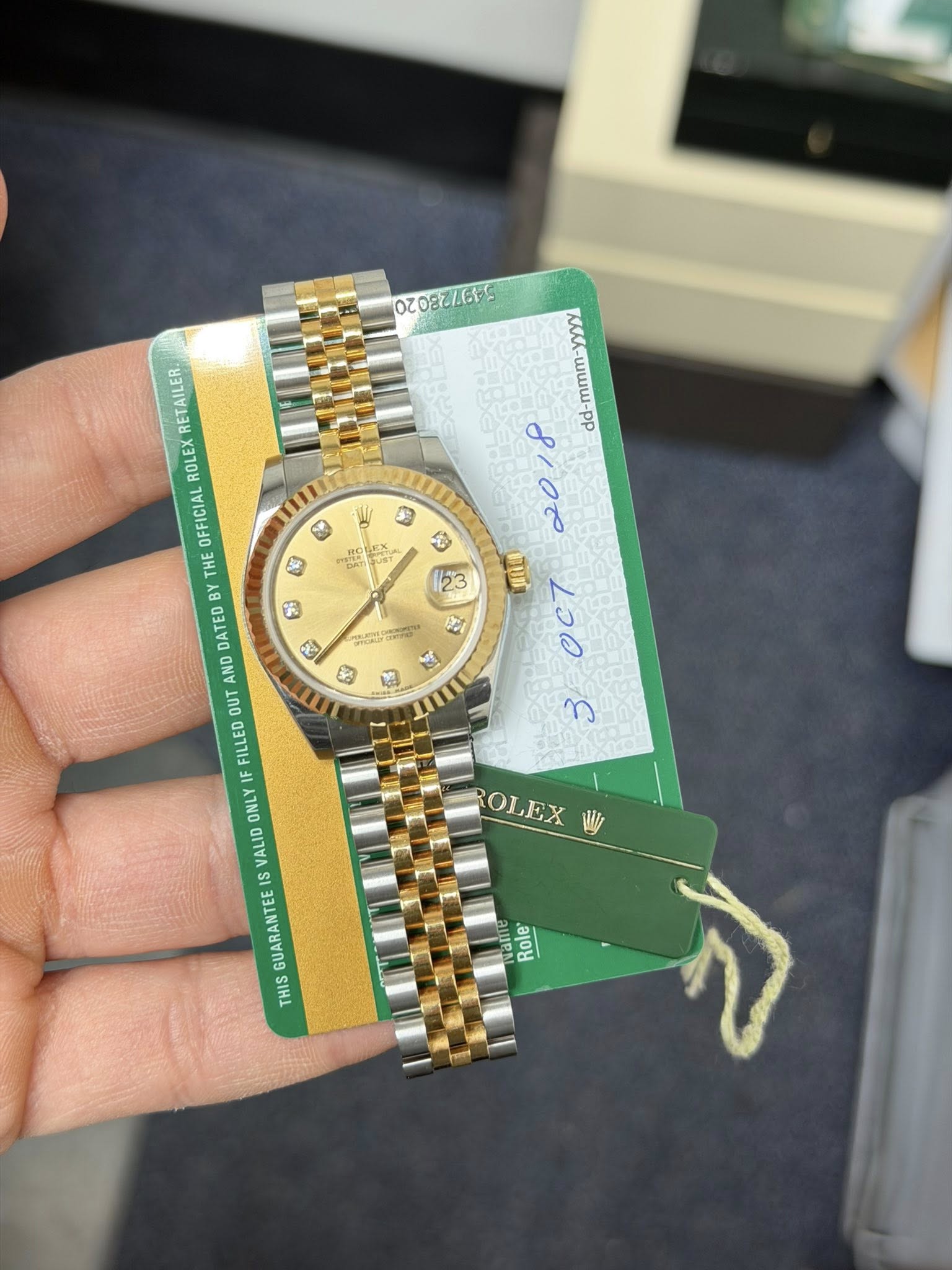 May be an image of wrist watch and text that says '2Z2220045 me 00 dd-mmm-yy -mmm- MAM 2018 2 ጠብ 0C7 س ا5 23 Oa M 粉 প্ RETAILER. ROLEX OFFICIAL THE T BY B DATED AND OUT FILLED…