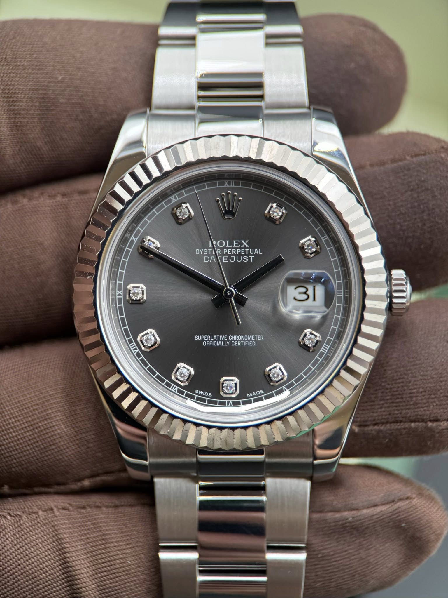 May be an image of wrist watch and text that says 'XI 物 R ROLEX OYSTIRPERPETUA ETUAL OYSTI DA TEJUST ด 31 VAIL SUPERLATIVECHRONOMETER SUPERLATIVE CHRONOMETER…