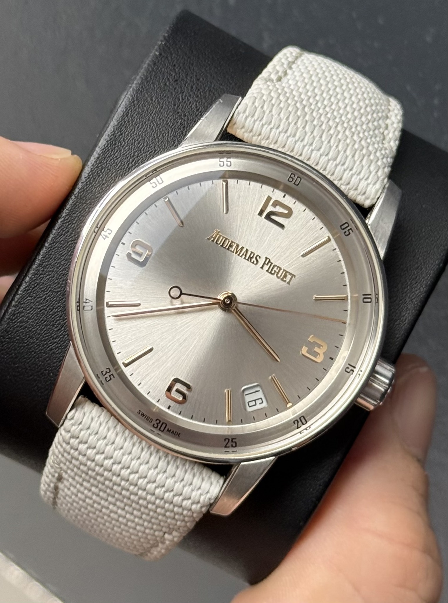 May be an image of wrist watch and text that says '55 SU 43 ២ 05 6D 12 AUDEMARS PIGUET כוי 0V 10 3 ผ SI G ဘာ 20 حه'