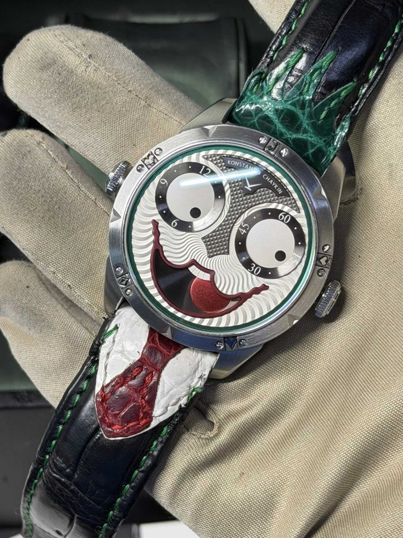 May be an image of wrist watch and text that says '& EO L O Se 2 9 KONSTA 12 CHAYKIN b 60 45 30 OO'