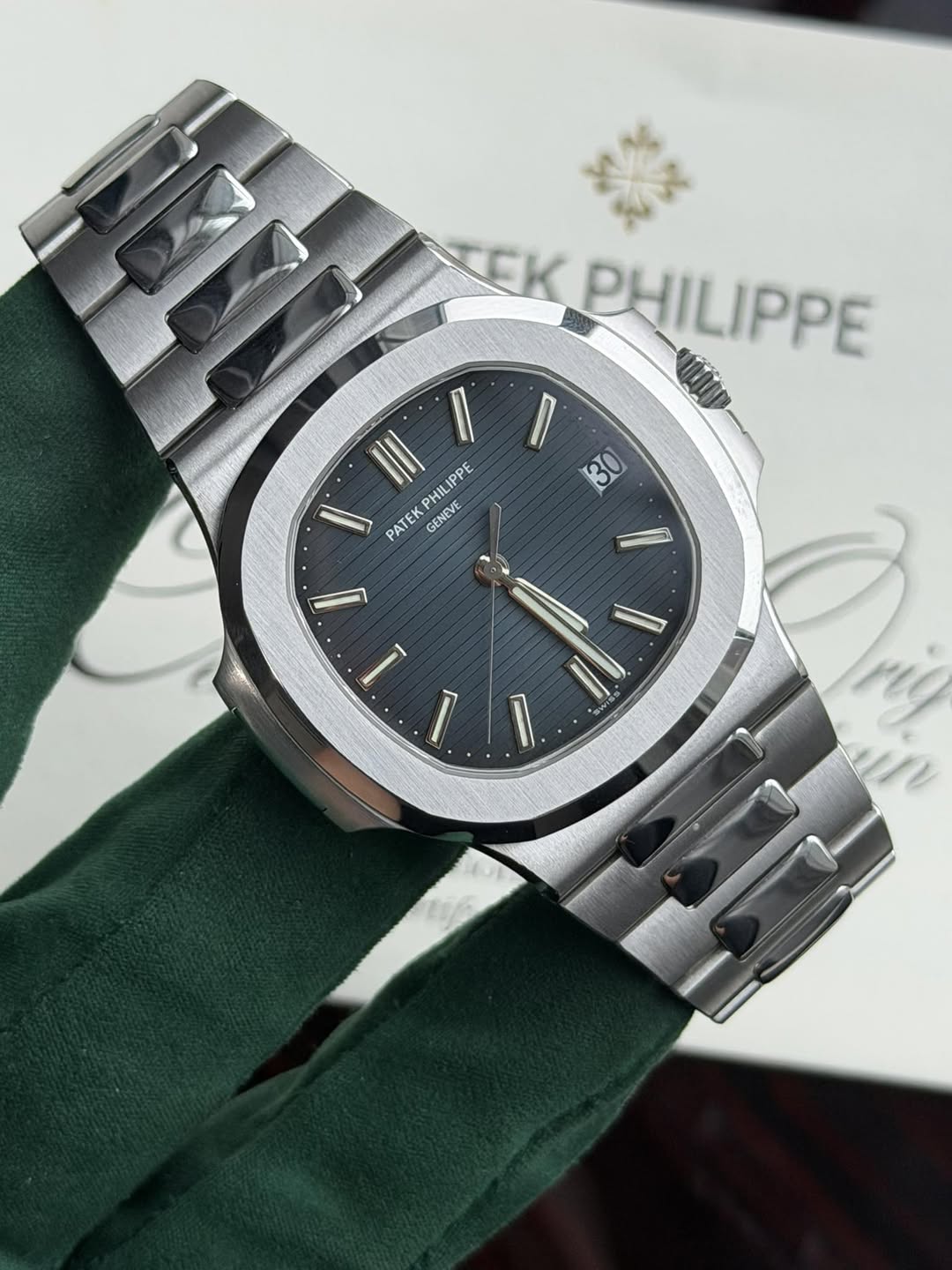 May be an image of wrist watch and text that says 'TEK PHILIPPE I 130 III PHILIP IPPE PATE GENEVE PHIL I 1 I 1 SwiSs'