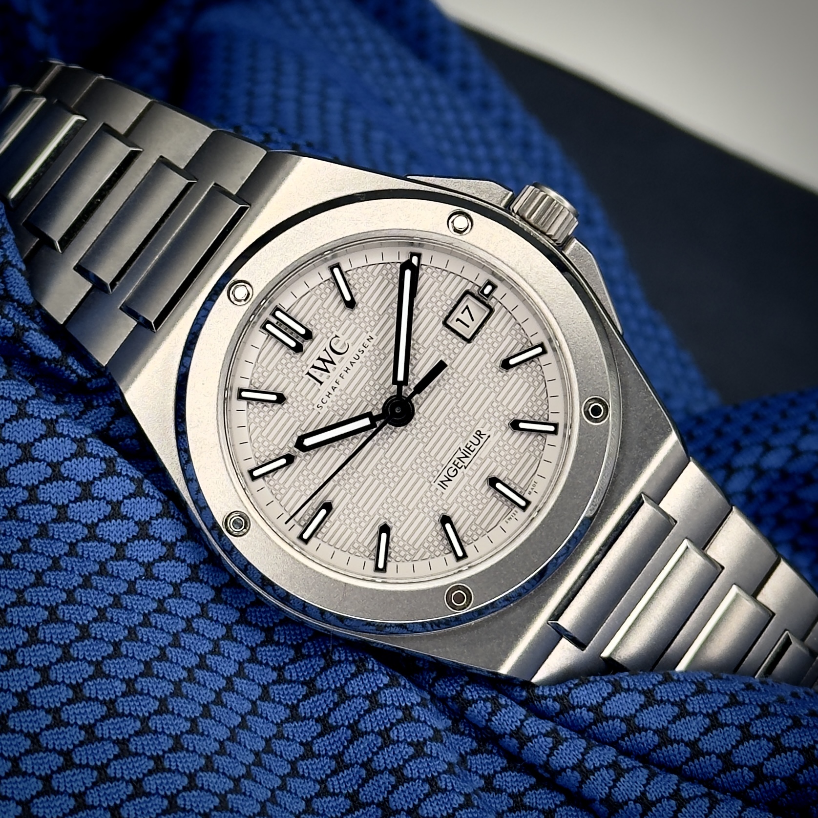 May be an image of wrist watch and text that says '0 0 11 O / II IWe /۱۱/ FFHAUS U 温 INGENIEUR I 이줌어 ENIEUR ING O V I I 길라원 O O'