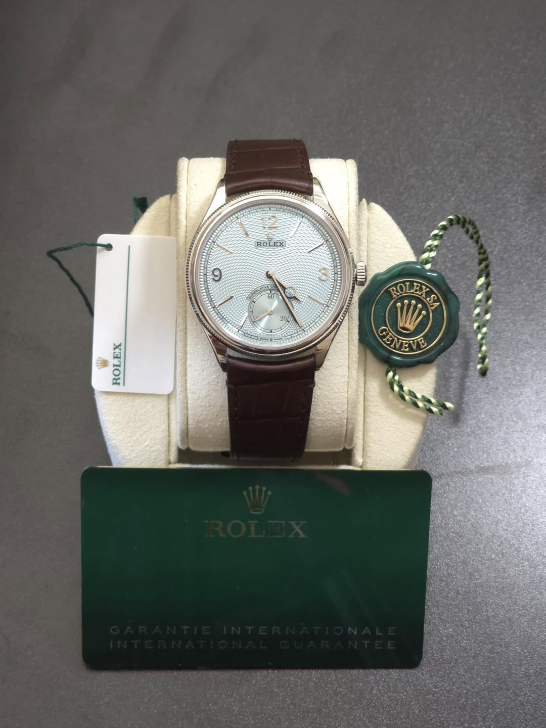 May be an image of wrist watch and text that says 'ROLEX 9 LO KAUIII 和 M ROLEX ลาดน EX ROLEY WI GENT ENEVE CENEVE ይ'