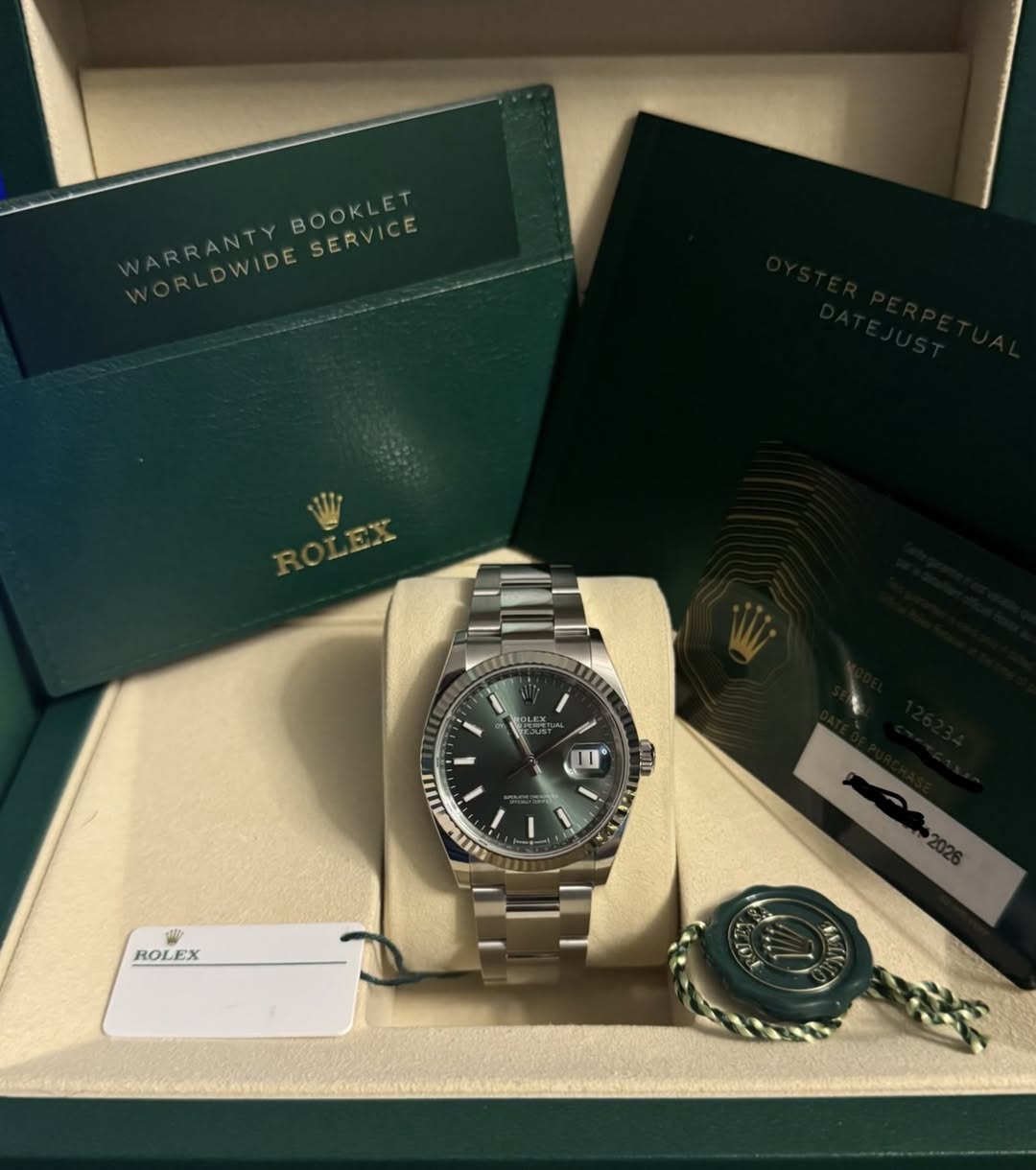 May be an image of wrist watch and text that says 'WARRAWIDESERVICE ARRANTYBOOKLET ORLDWIDESERVICE RRANTY DWIDE ARLDWIDE IDE SERVI SERVICE I0 E K L 1 Y BOOKLET 1 سلت للم…