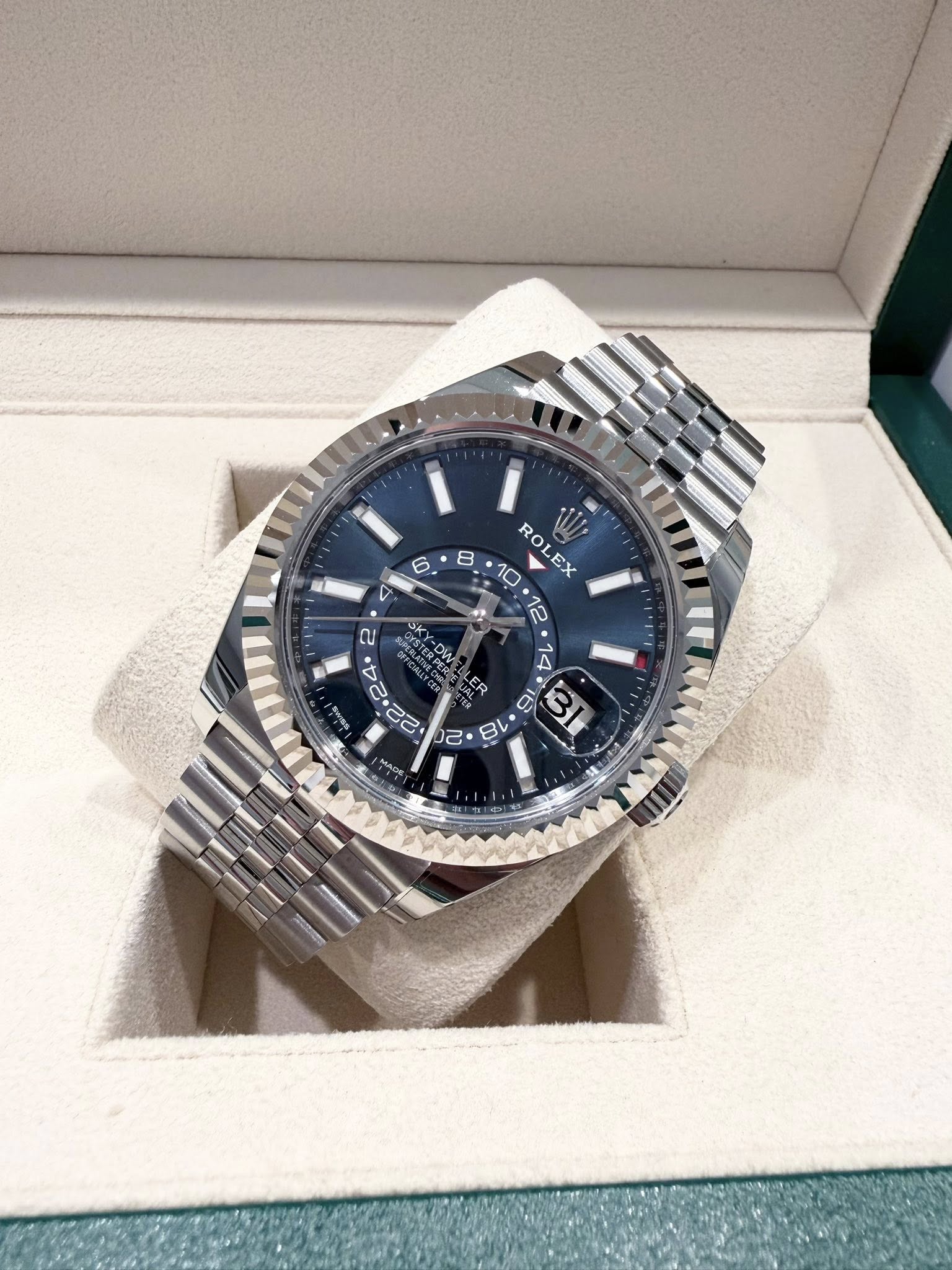 May be an image of wrist watch and text that says '6 2 K DW 8 10 EX ROL B M+'