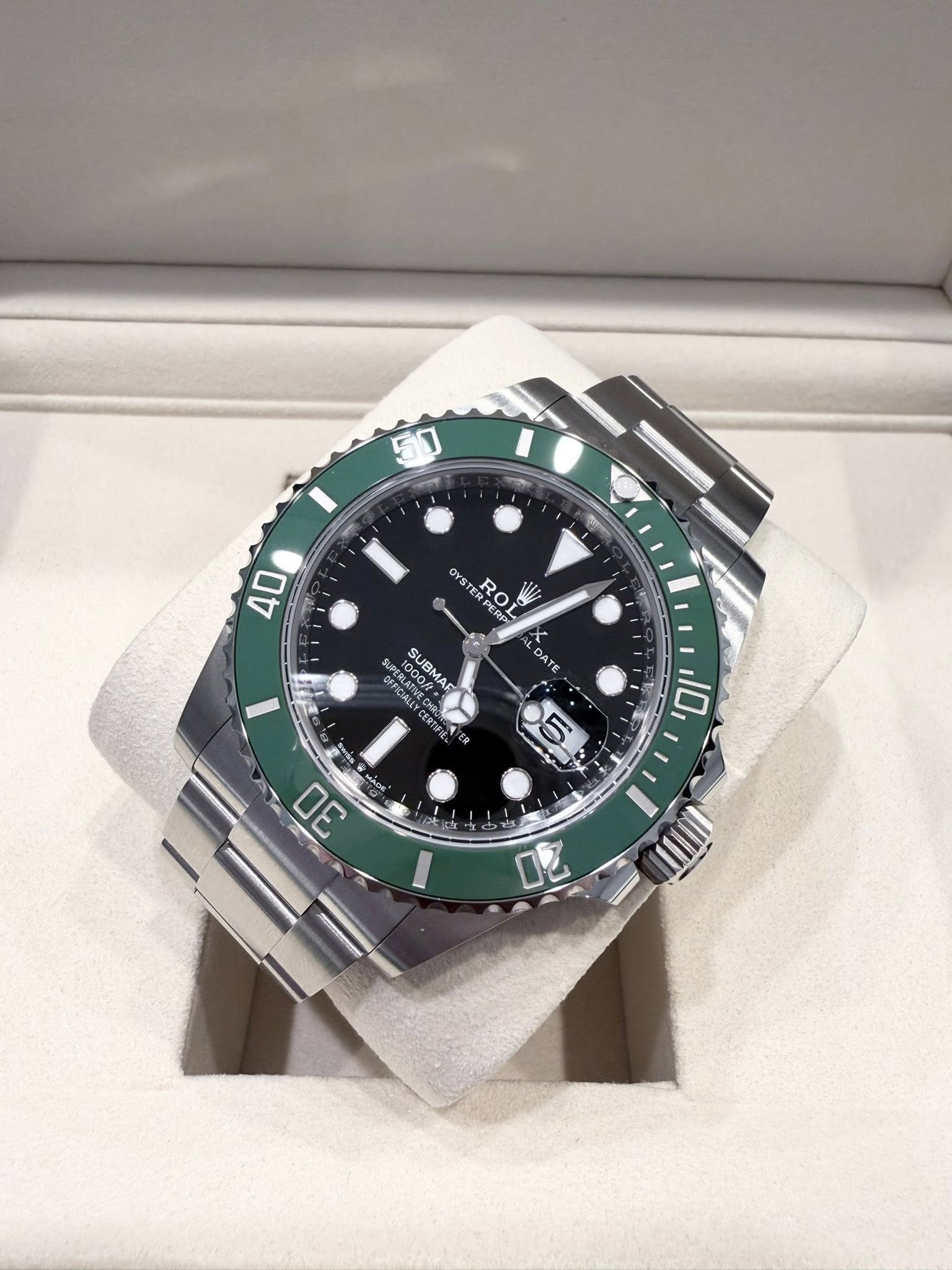 May be an image of wrist watch and text that says 'AO OYS RO PR RAOI OL WI REY X DATE SUPERLATIVE SUNE UPERLATIG 1000A OOMA SUBMAR SUBMA N UII'