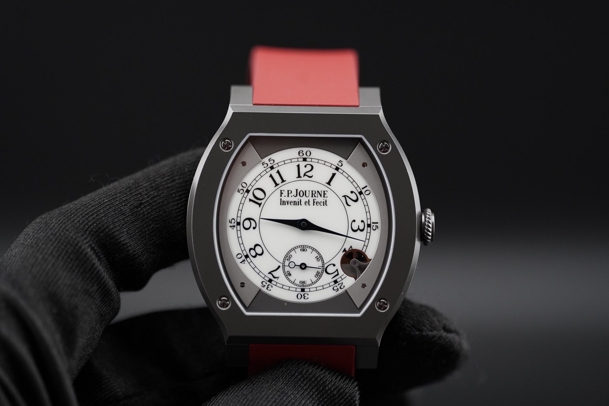 May be an image of digital watch and text that says ' 可 11 12 TIOS 5 10 Invenit et Fecit F.P.JOURNE P.JOUR 45 9 8 ٢ 10 ω 15 120 GC σε'