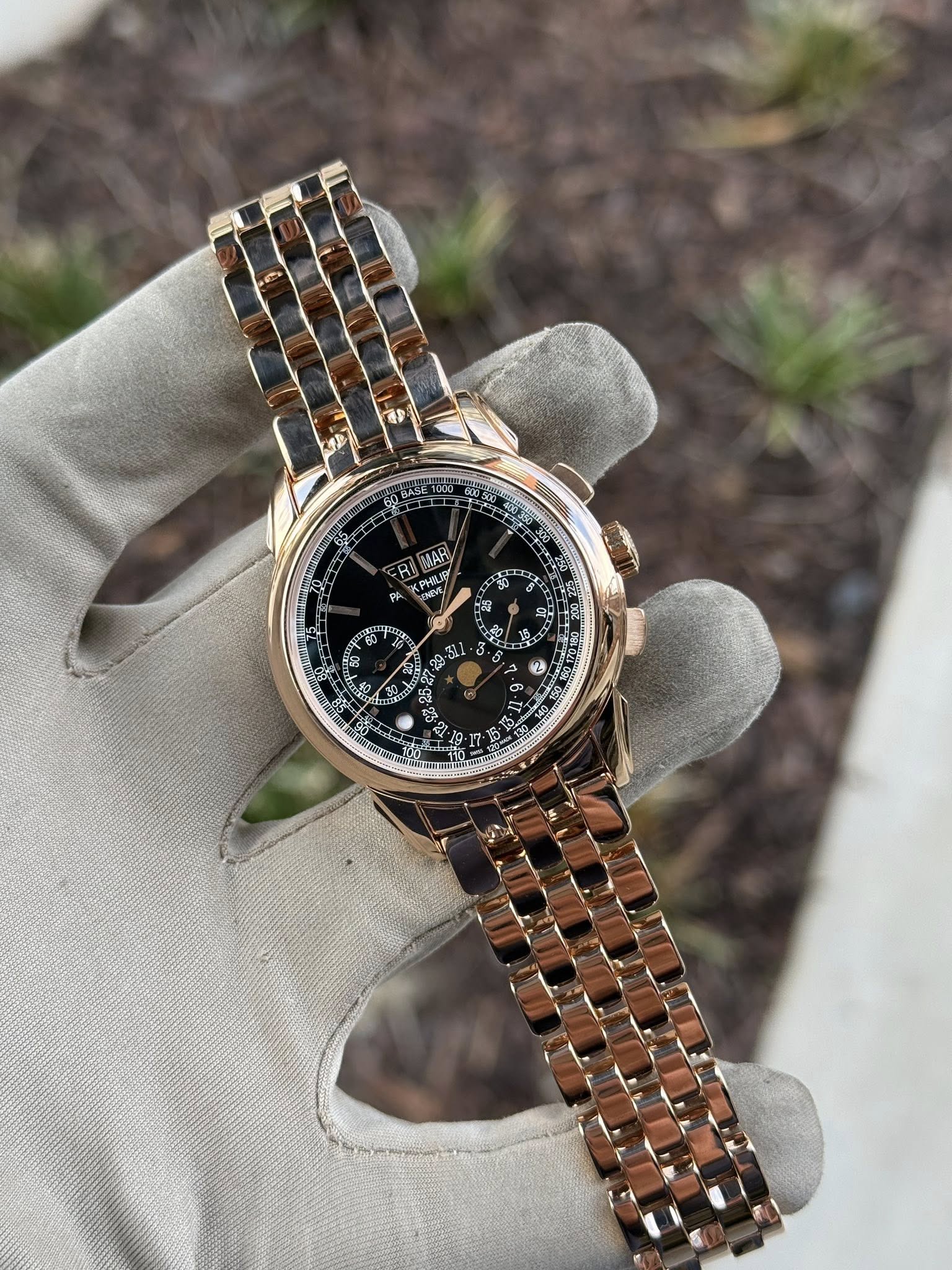 May be an image of wrist watch and text that says 'es RI PHILP PHILE VN MAR PA 8'