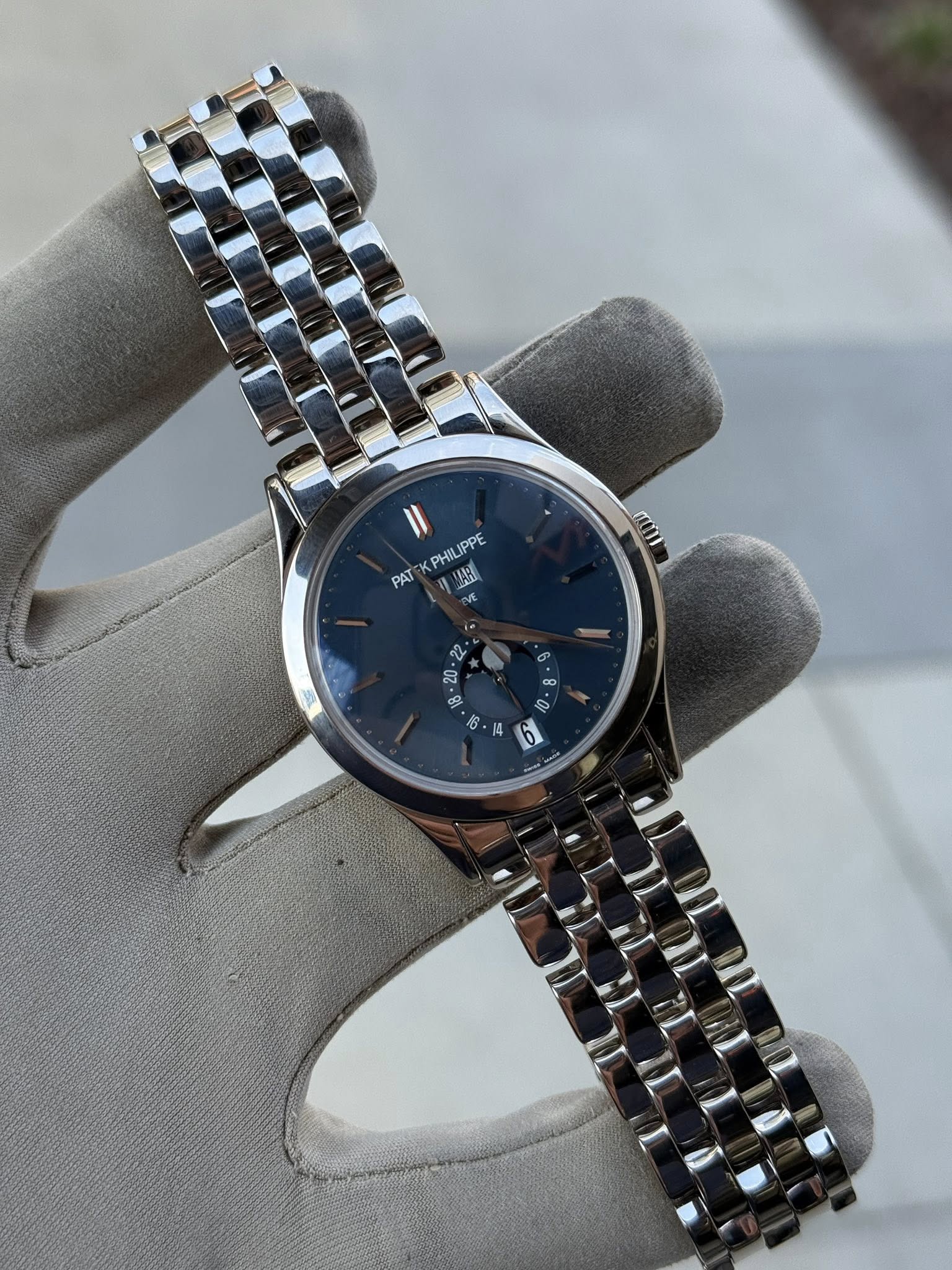 May be an image of wrist watch and text that says 'I| IPPE PHILIPPE JAH PHIL PAT C 2 2L S 6'