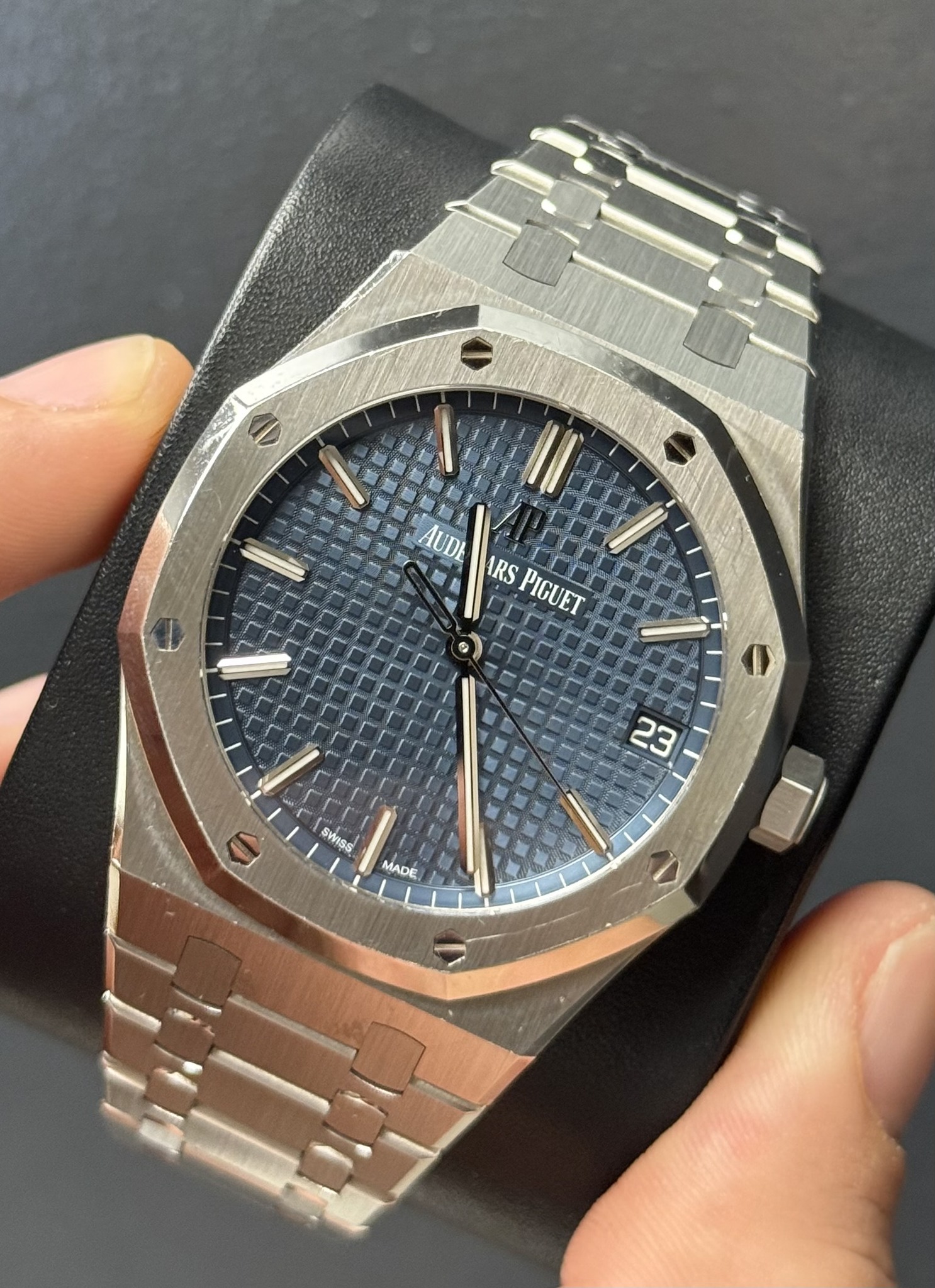 May be an image of wrist watch and text that says 'AUDE ARS PIGUET 23 בת SWISS I MADE'