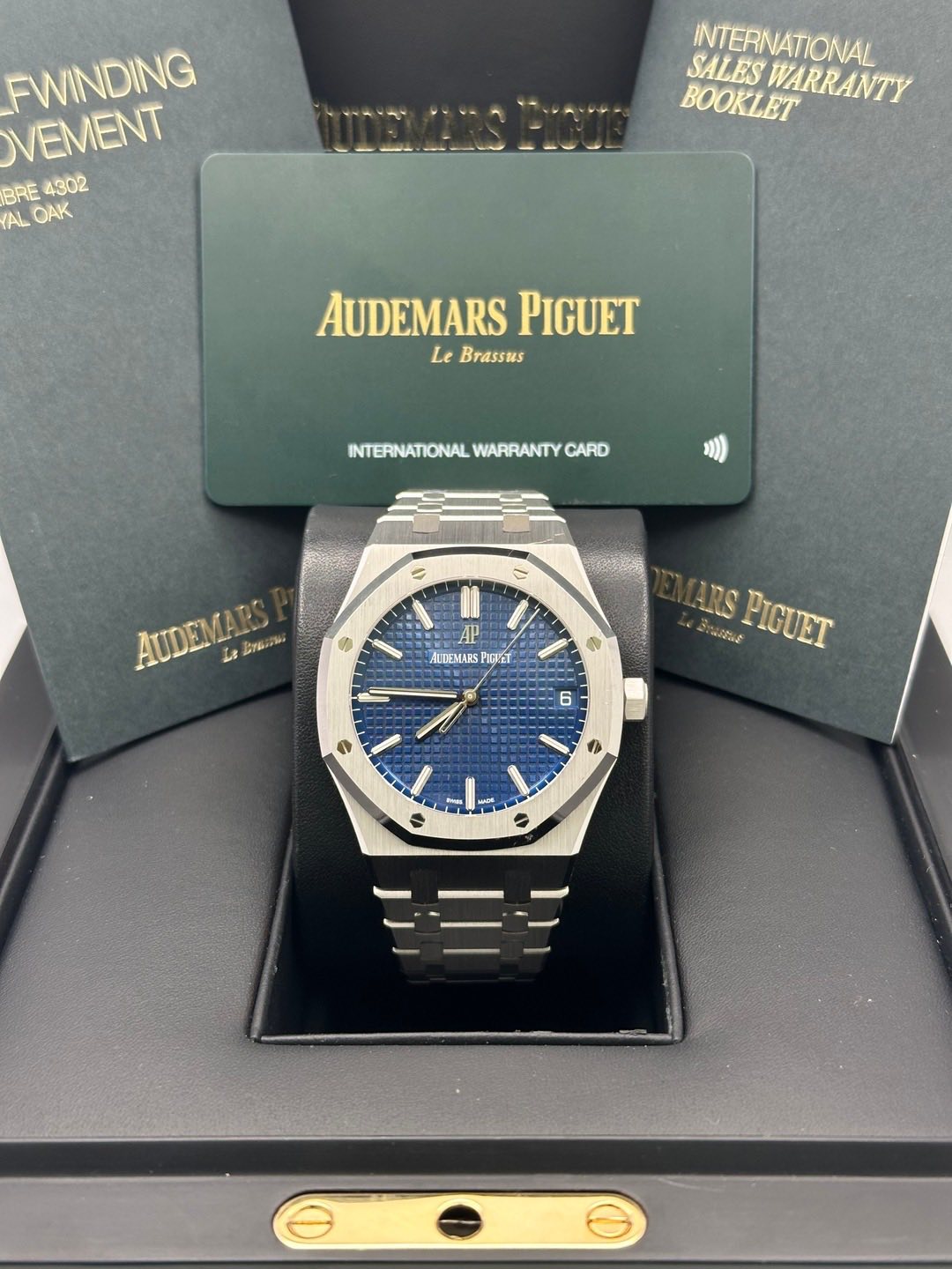 May be an image of wrist watch and text that says 'FWINDING VEMENT BRE 4302 AL OAK SALES BOOKLET WARRANTY INTERNATIONAL AUDEMARS AUDEMARSPIGUET PIGUET Le Brassus INTERNATIONAL…