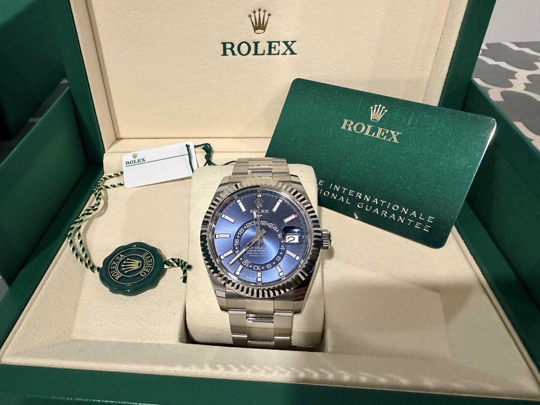 May be an image of wrist watch and text that says 'ROLEX ROLEX ROLEX SA E IONAL LGUARANTEE INTERNATIONALE E FEX 2024. و ល ညွ် N D Cl ت ው 01 0 1 ル 如 7 H ハ 事'
