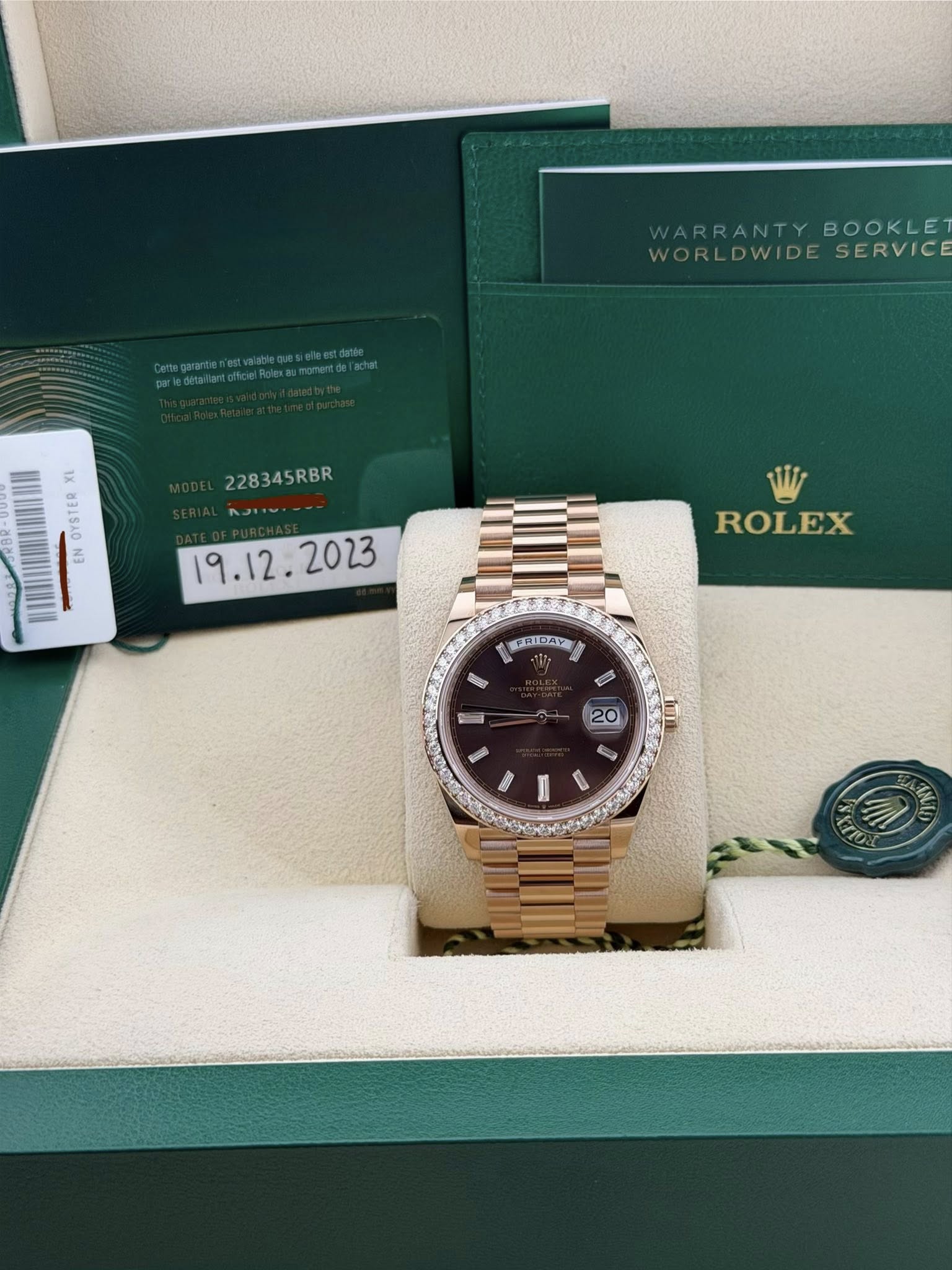 May be an image of wrist watch and text that says 'RRANTYBOOKLE RRANTY BOOKLE ORLDWIDESERVICI ORLDWIDE SERVICE 江 228345RBR 228345RBR ROLEX CRUDAY I B 20 00 E I Cru D'