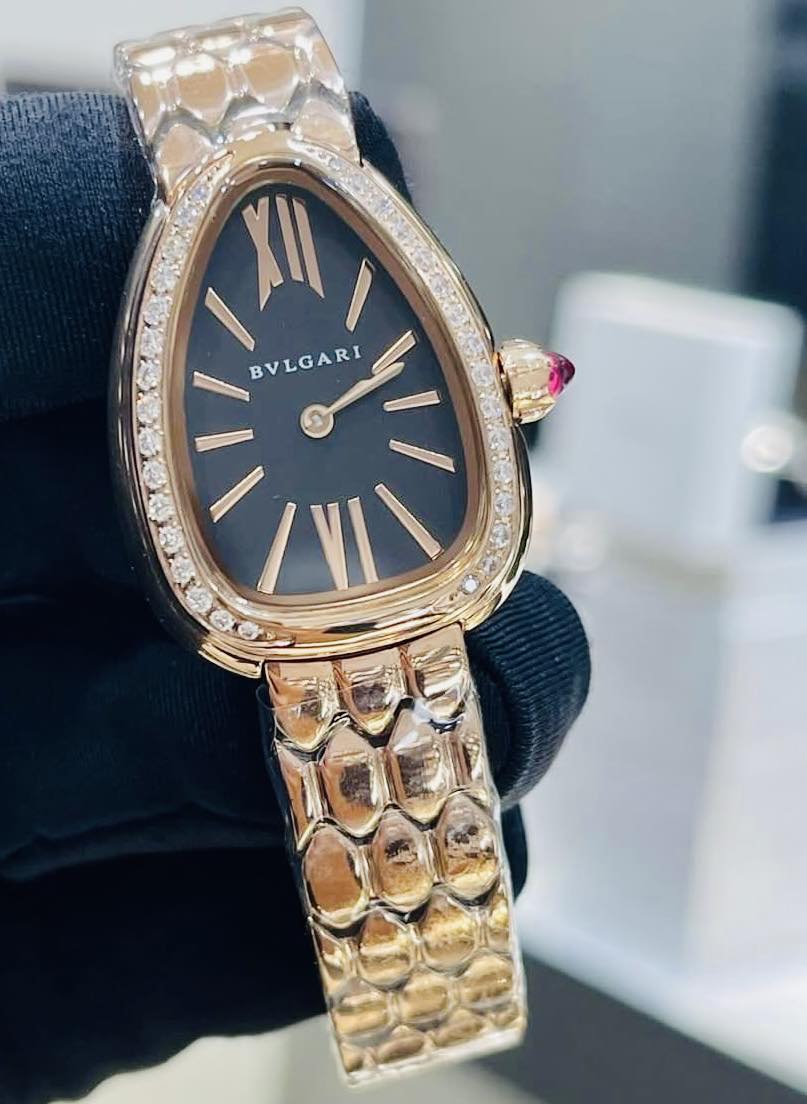 May be an image of wrist watch, jewelry and text that says 'BVLGARI ١ /ハ'