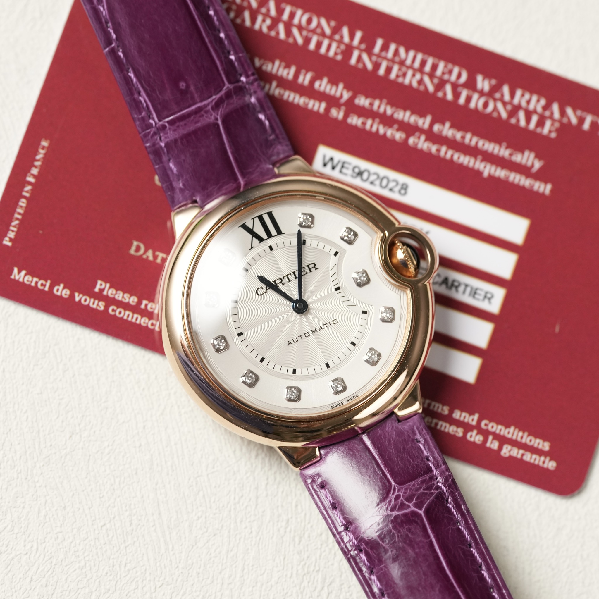 May be an image of wrist watch and text that says 'W alid if duly si activée activated elect electronically ctroniquement WE902028 onic lectronic ally ۱۱:1 DATI Merci de vous…