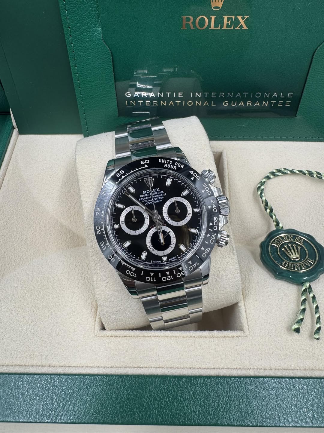 May be an image of wrist watch and text that says 'ROLEX 신병 G AR ARANTIE GARANTIEINTERNATIONALE IN INTER ONALE NTERNATIONAL NTE GUARAN 60 65 ROLEX 75 زین UNITS HOURR PER B0 ाा ញ…
