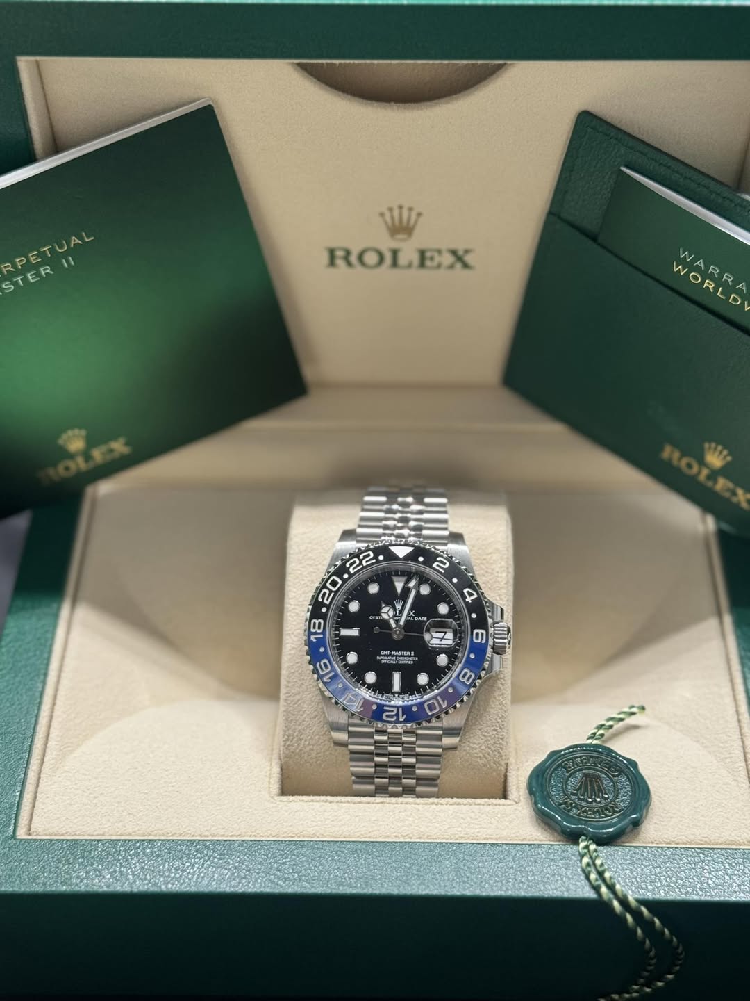 May be an image of wrist watch and text that says 'STER" STER PETUAL PETUAL 11 ROLEX WORLD WORLD WARR A እክ L H HBИ T 9 團口 16 80 26 M 10'