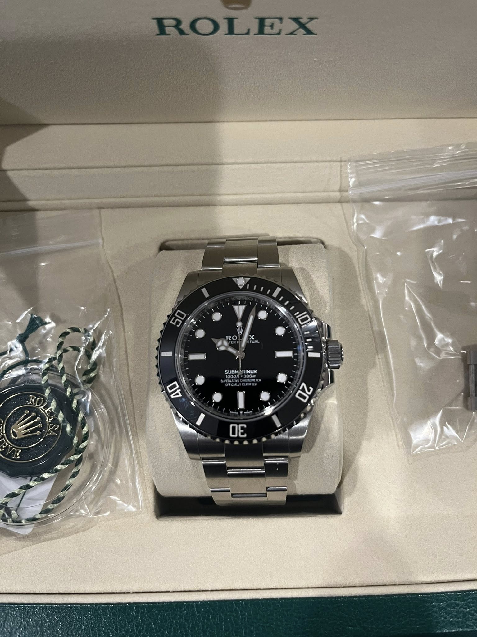 May be an image of wrist watch and text that says 'ROLEX 50 二 I0 NER 40 20 0 ='