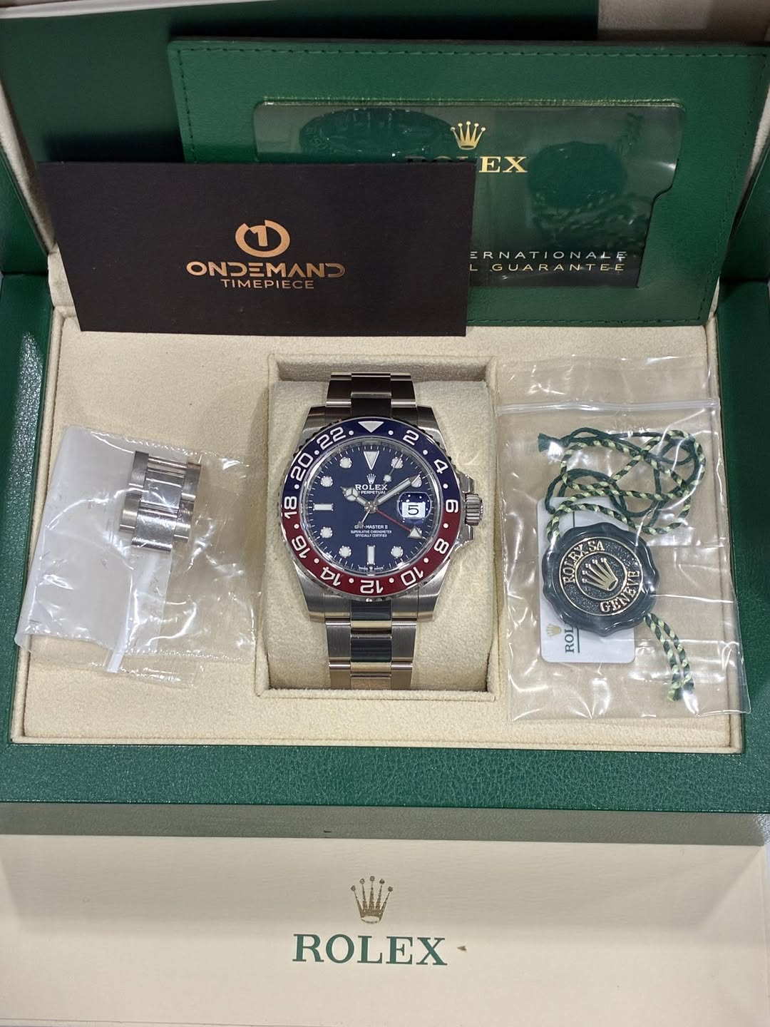 May be an image of wrist watch and text that says 'EX ONDEM AN TIMEPIE ERNATIONALE ERNATIONALE GUARANTGE a 5 5 9 E لت- 00 U 10 12 9産 5A 117 Hd GEN ROL ROLEX-'
