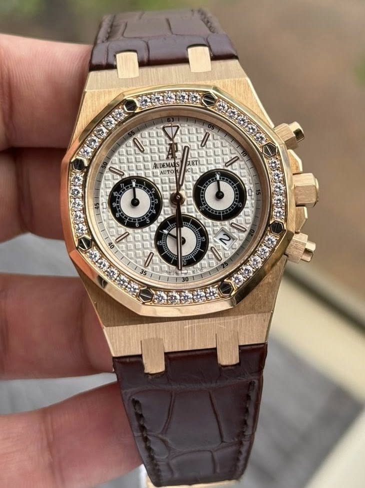 May be an image of wrist watch and text that says 'AUDEMA 00 O Py 2 F/'