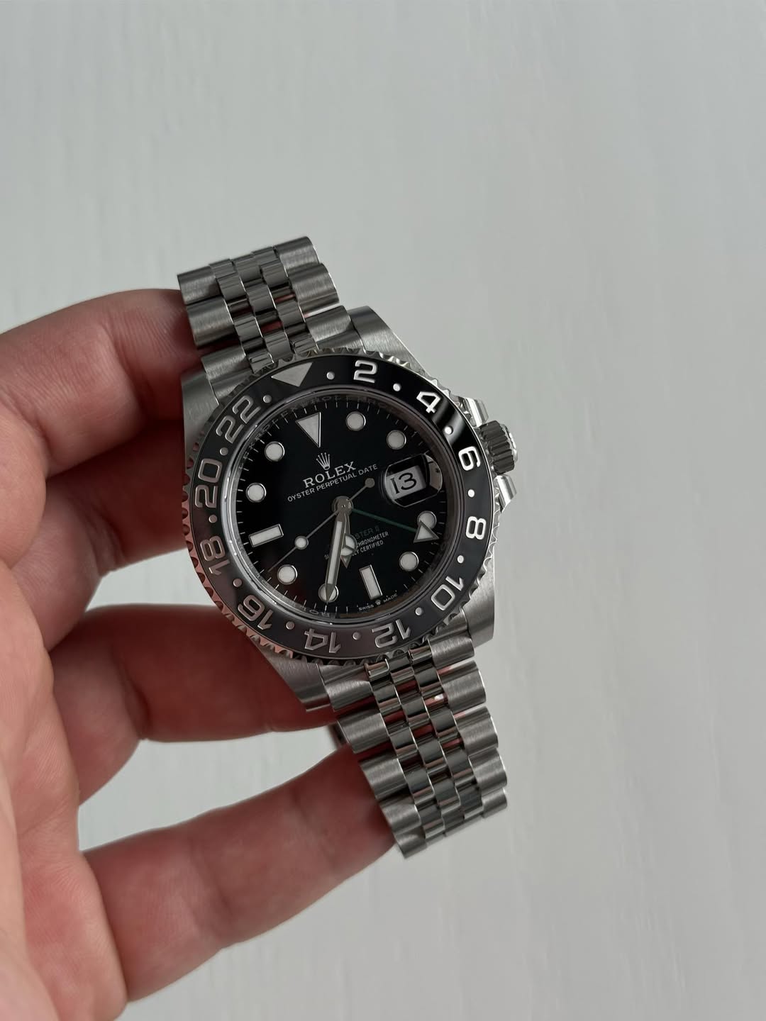 May be an image of wrist watch and text that says 'ROLEX ROL 6 O0 ส'