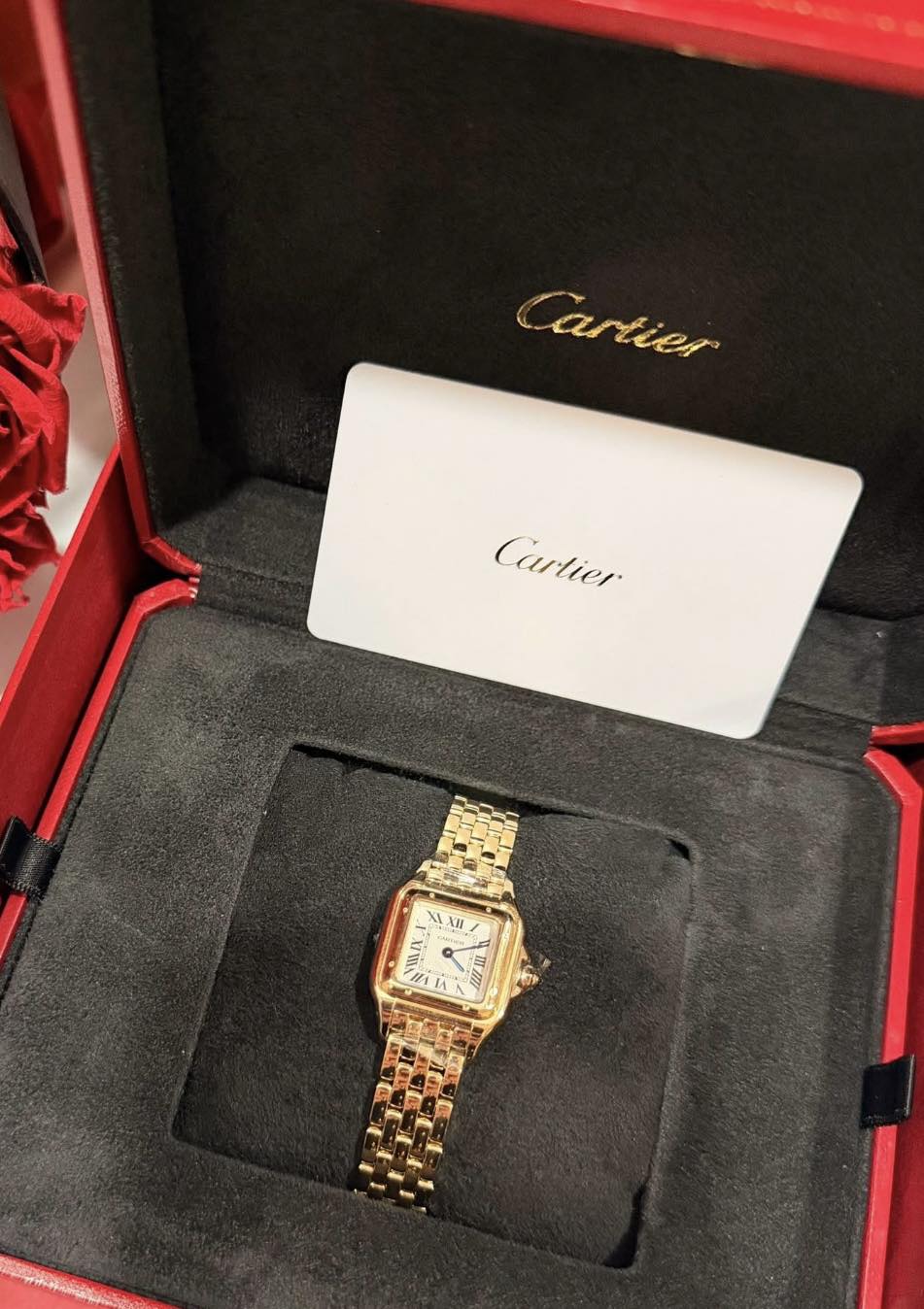 May be an image of wrist watch and text that says 'Cartier Cartier XI 세 LI XII A'