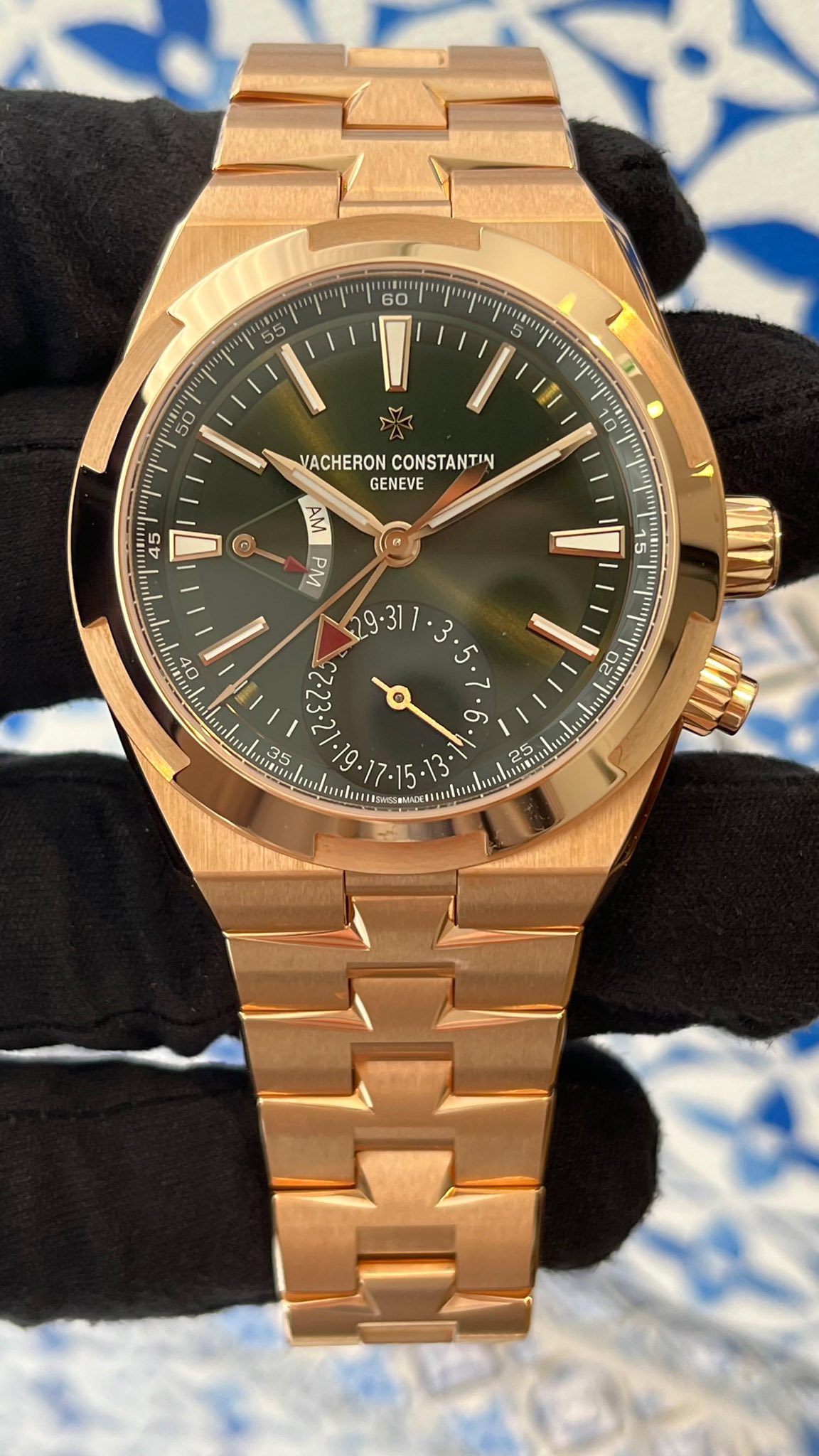May be an image of wrist watch and text that says '60 50 10 VACHERON VACHERONCONSTANTIN CONSTANTIN GENEVE Cn 4 45 © 40 AM P ک 79.31 C E'