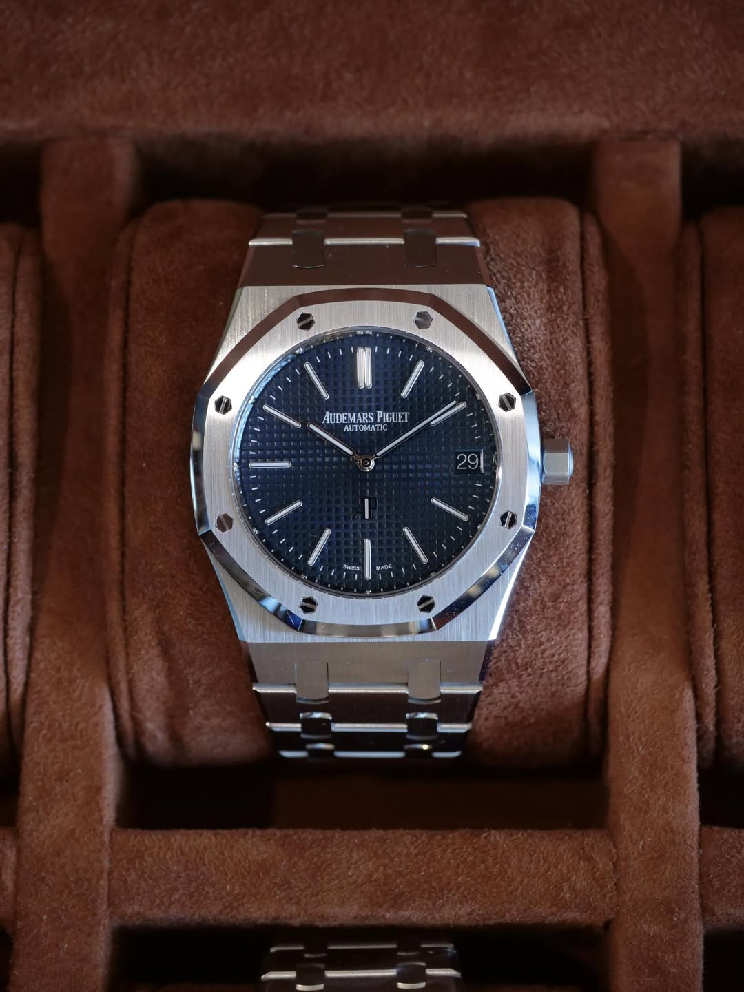 May be an image of wrist watch and text that says 'N 첫 ANDEMARS RS PIGUET ET AUT AUTONA ΤΩΝAT TC AUDEMARSPIRET C 29'