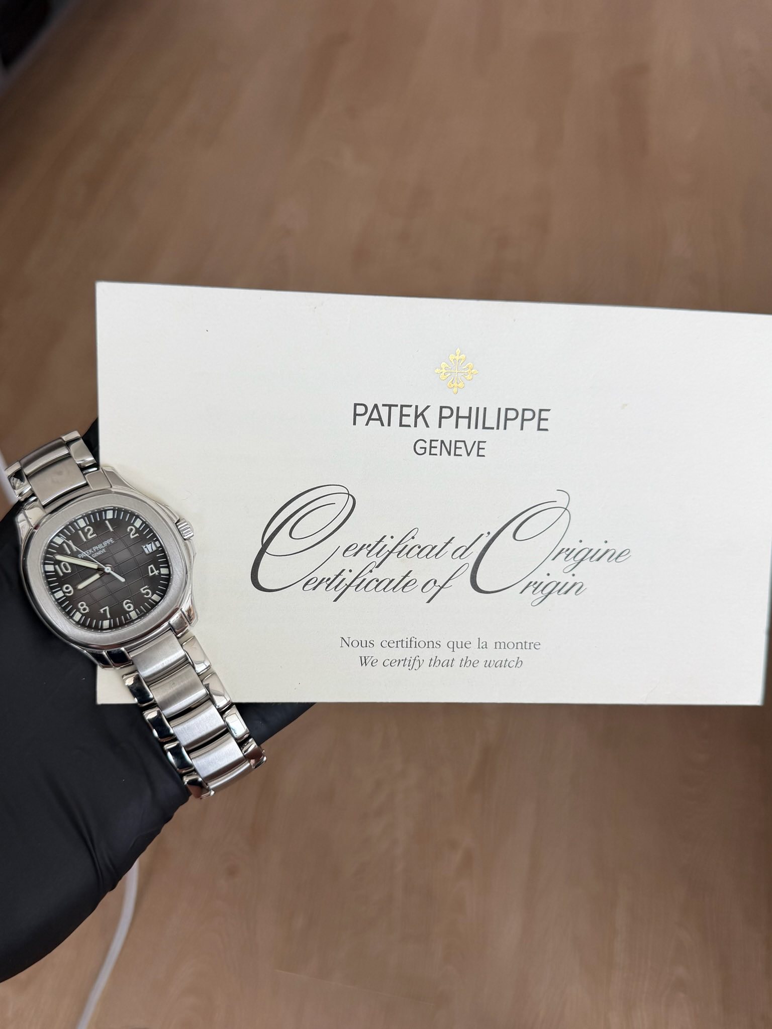 May be an image of wrist watch and text that says '2 হ 2 T 1 8 S5 தன്් O PATEK PHILIPPE GENEVE Chein erlificale Chyênu rigin Nous certifions que montre We ecertify that tbe watch'