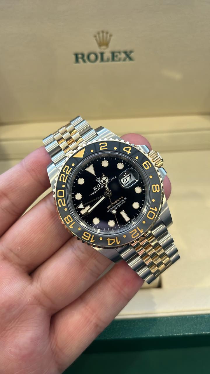 May be an image of wrist watch and text that says 'ROLEX 2 4 6 ।। CO ROL YERPERI RO '