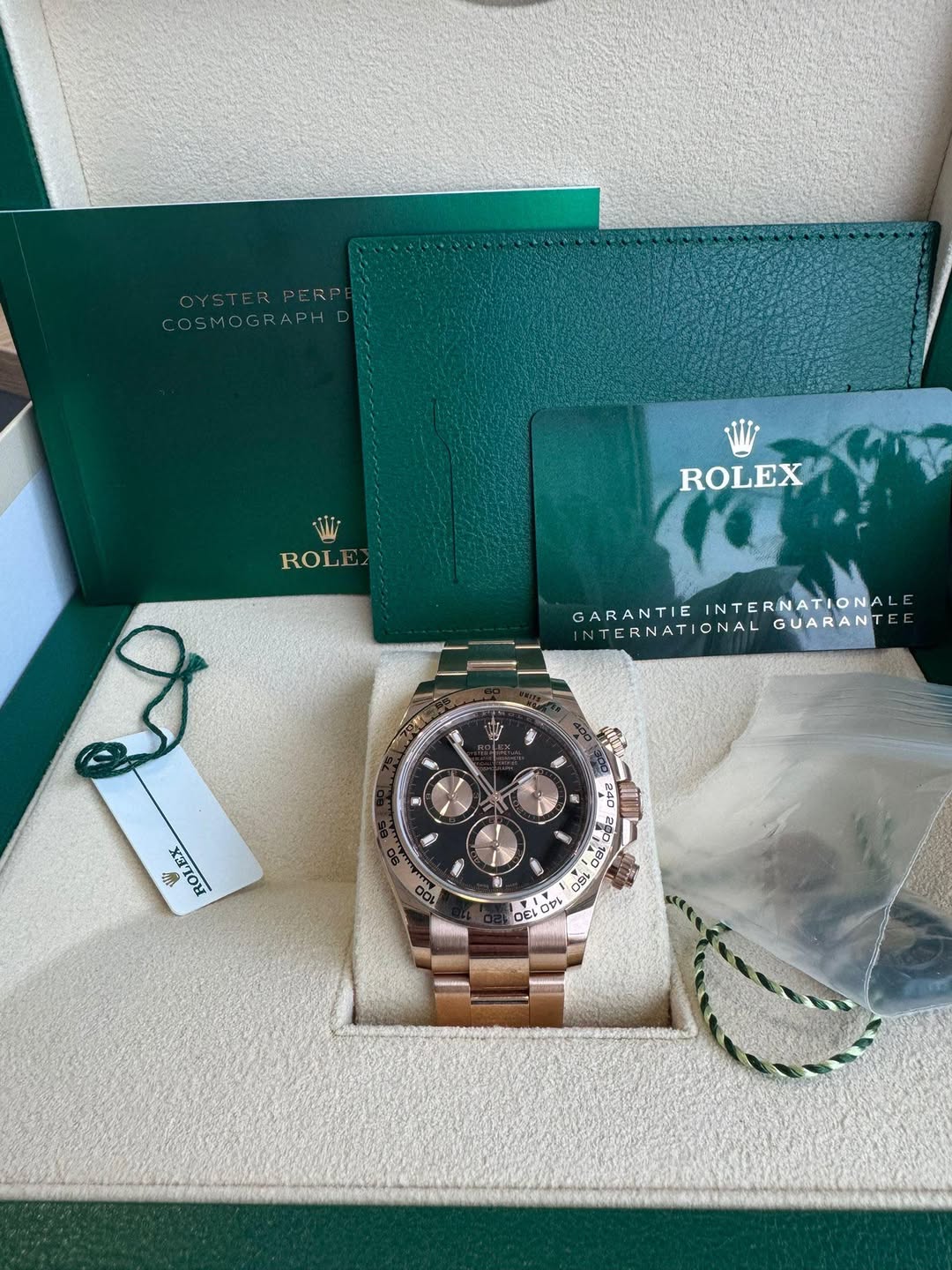 May be an image of wrist watch and text that says 'COSMOGRAPHD تلكم ROL ROLEX GARANTIE ARANTIEINTERNATIONAL INTERNATIONAL INTE NTERNATIONAL GARAATIONALGUARANTE ONAL GUARANTE…
