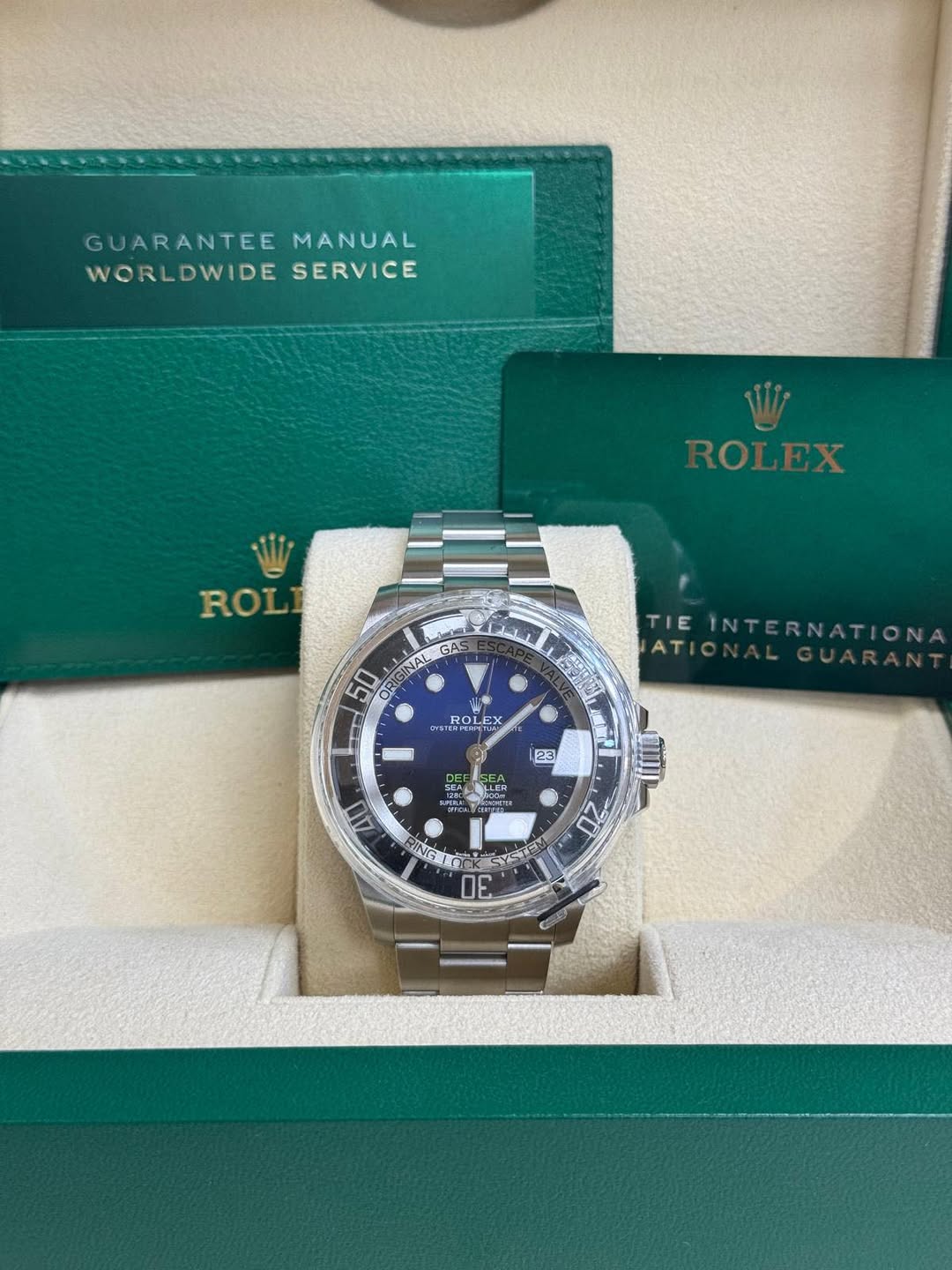 May be an image of wrist watch and text that says 'GUARANTEE MANUAL WORLDWIDESERVICE WORLDWIDE SERVICE 1i ROLEX ROL 2LI 50 GIN NAL GA GAS OR TIE INTERNATIONA AT ROL H ROLEX EX 所…