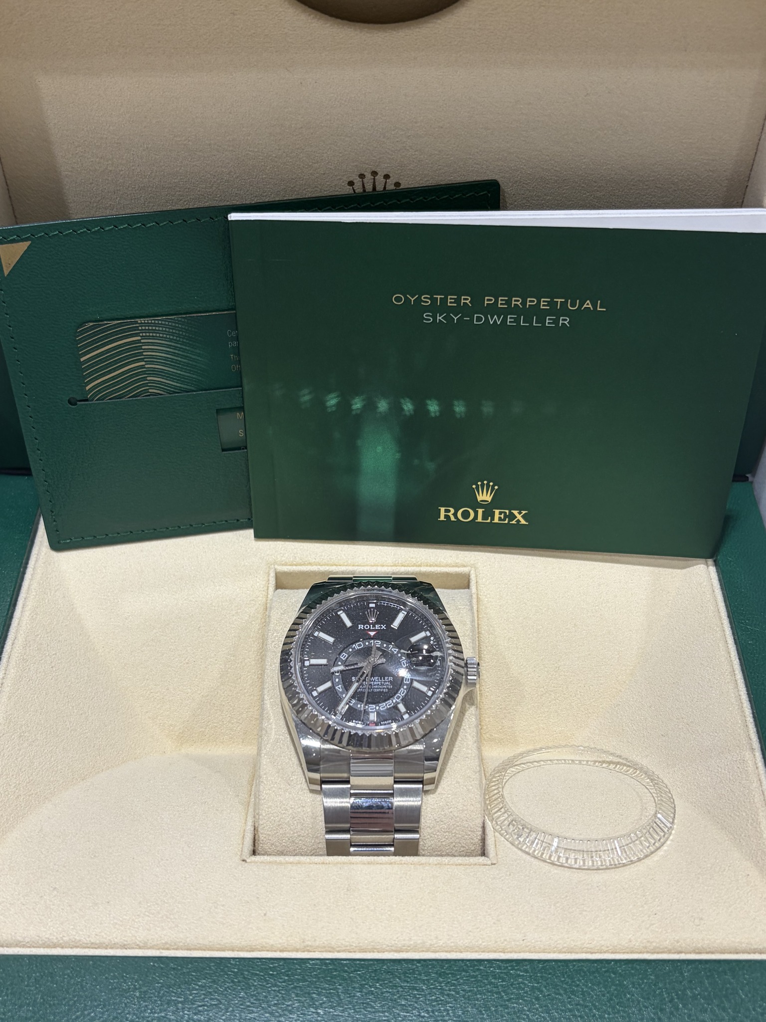 May be an image of wrist watch and text that says 'OYSTERPERPETUAL OYSTER PERPETUAL SKY-DWELLER SKY-DWE LER ROLEX אזה o L 150 L S. O EWELLE 大 TILER A - 1 / d'