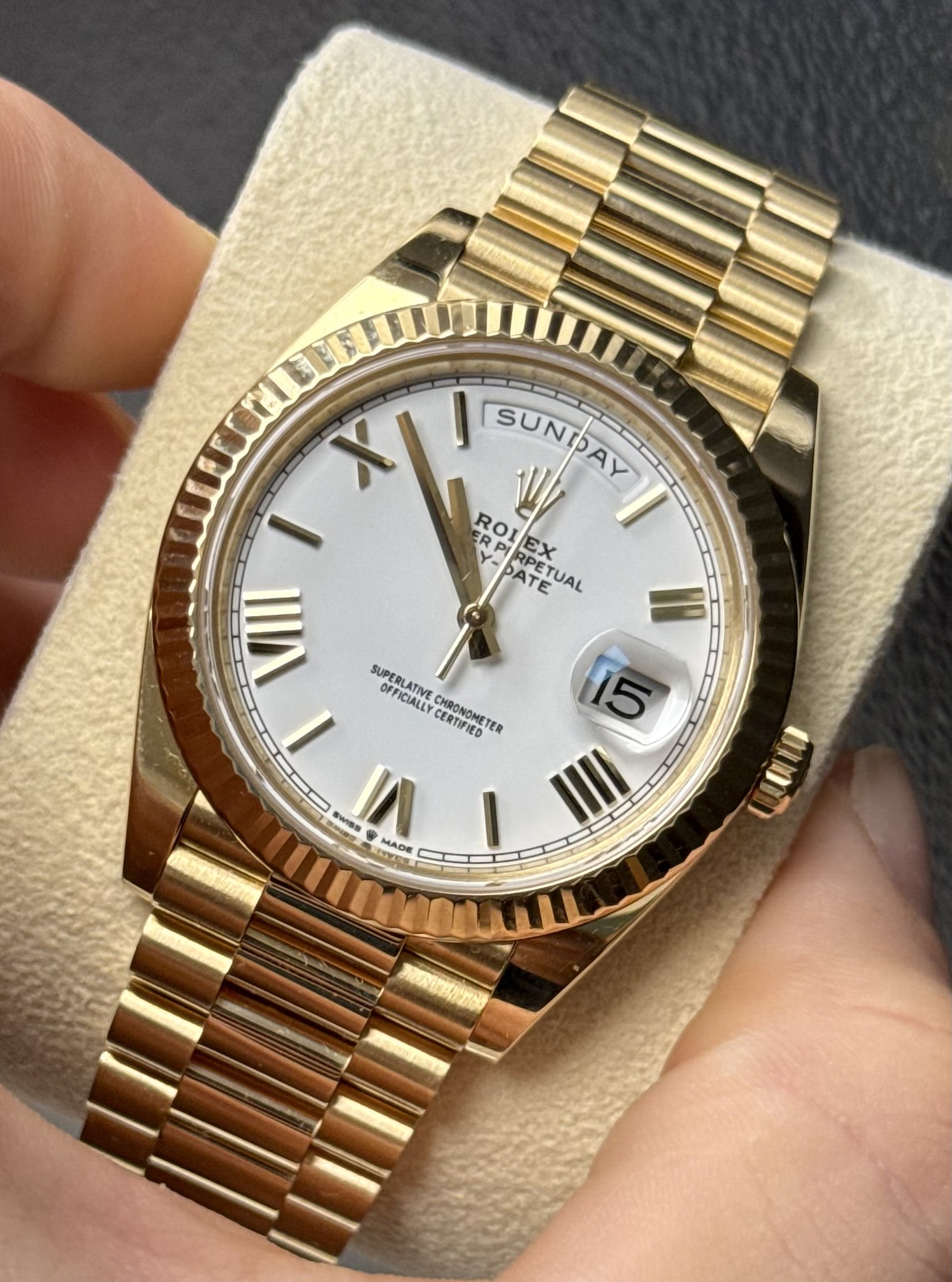 May be an image of wrist watch and text that says 'SUNDAY I x1 CRPI PERPETUAL AT ATE EX III RPETUAL TE SUPERLATIVE SUPER OFF FICIALLY OFFICIALE ALLYCERTIIFO CERTIFIED CHRONOMETES…
