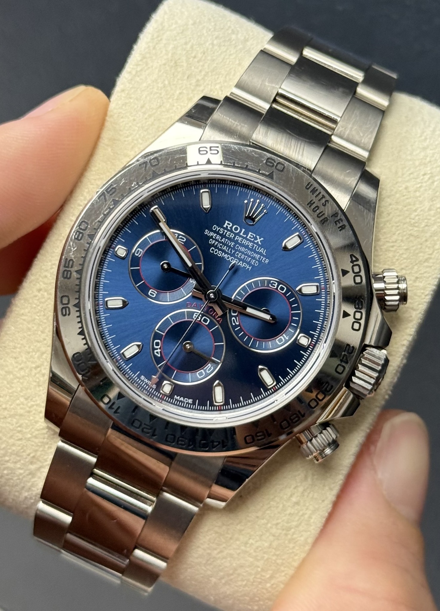 May be an image of wrist watch and text that says '65 12 a 9 و WIi SUPERLATIV SUDEOTER OYSTER DEDDET OYSTERPEDO ROLEX OFFICIALE FFICIALEY VECHRONOHEYE CERTISE COSMOGRADLI…