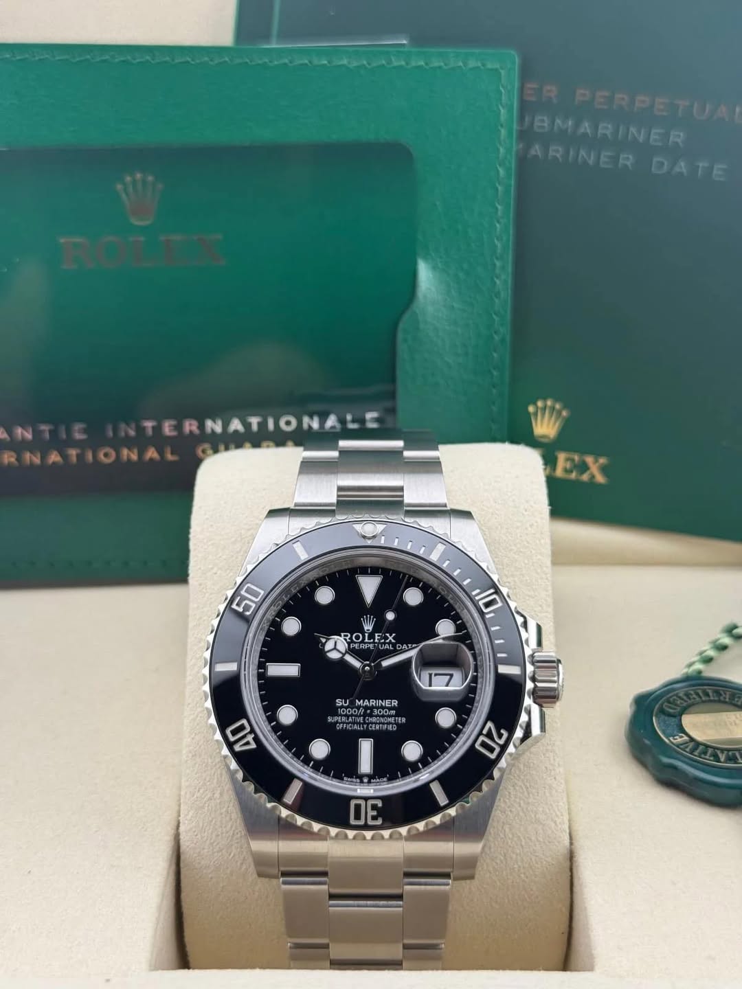 May be an image of wrist watch and text that says 'PERPETUA BMARINER ARINER ARINERDATE DATE TERNATIONALE NATIONAL EX 50 10 I ROLEX F ALDA ALDAT SU MARINER NER S00mT OFFICALLYCE 40…