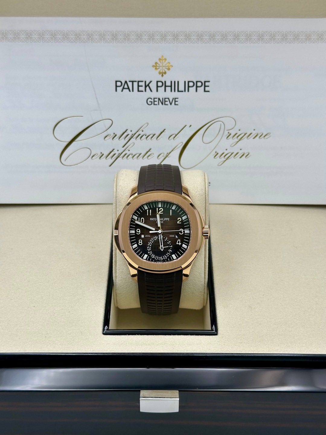 May be an image of wrist watch and text that says 'PATEKPHILIPPE PATEK PHILIPPE GENEVE Crutful Derlificale Orizine rigin 12 10 P PAC MD PP 2 9 မီ از 8 3 4'