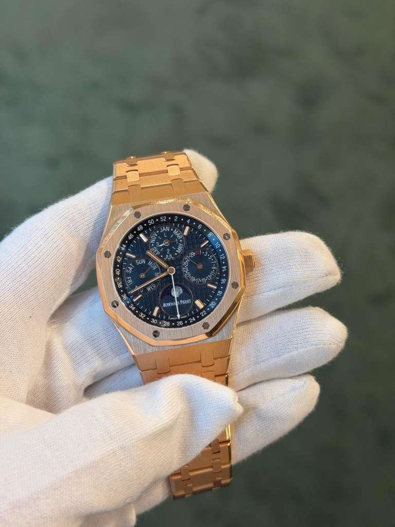 May be an image of wrist watch and text that says '48 48 W ስሊሳ 20 MAT JU SUN 0 0 17- دگای انی 7-41 3 +8 g Kooy PURLET 22'