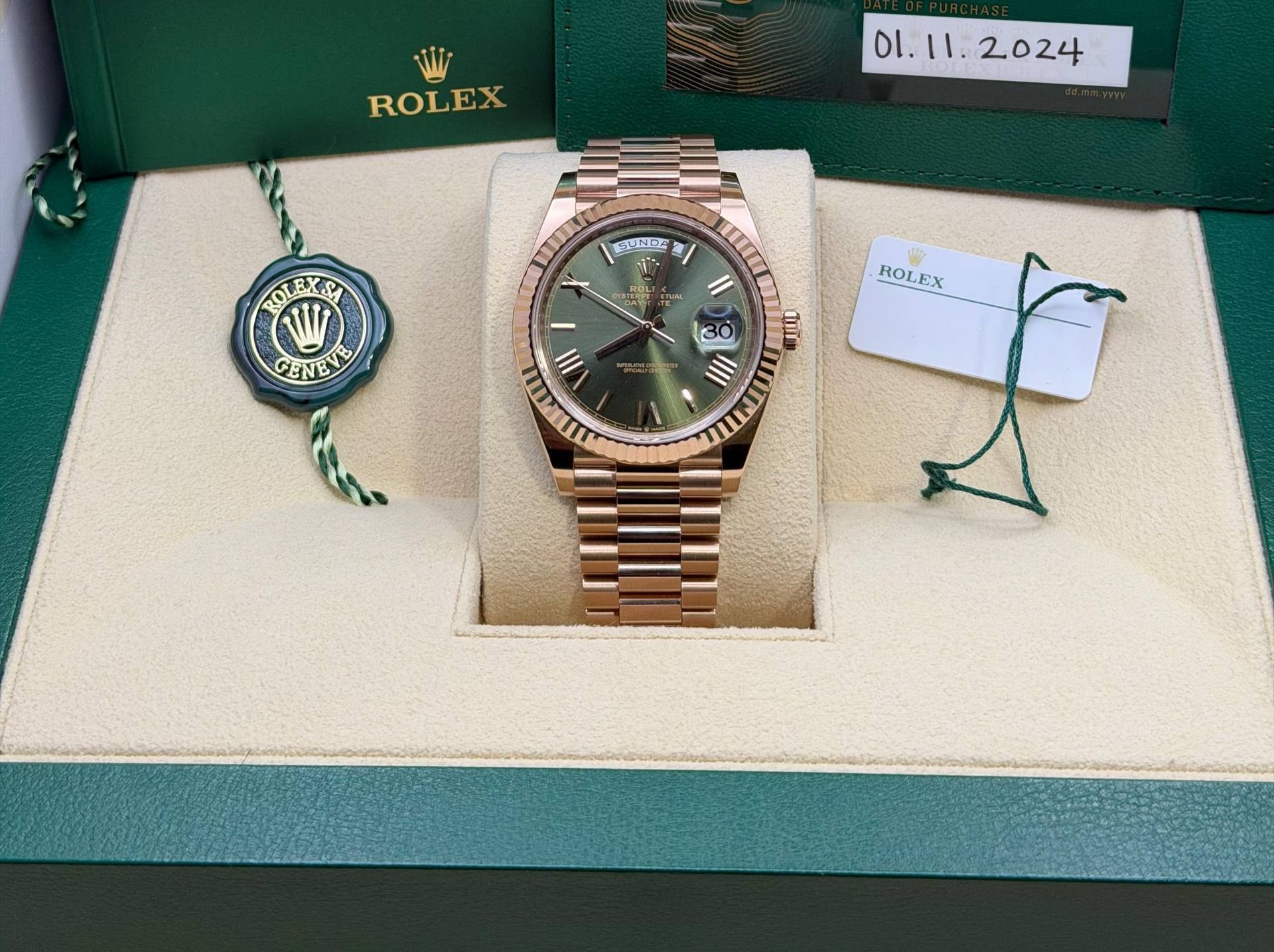 May be an image of wrist watch and text that says 'W ROLEX SUNEE / 1: ROLEXSA WI ROLE ROL RO GENEVE GENB a ROLEX 30 O II III ID'